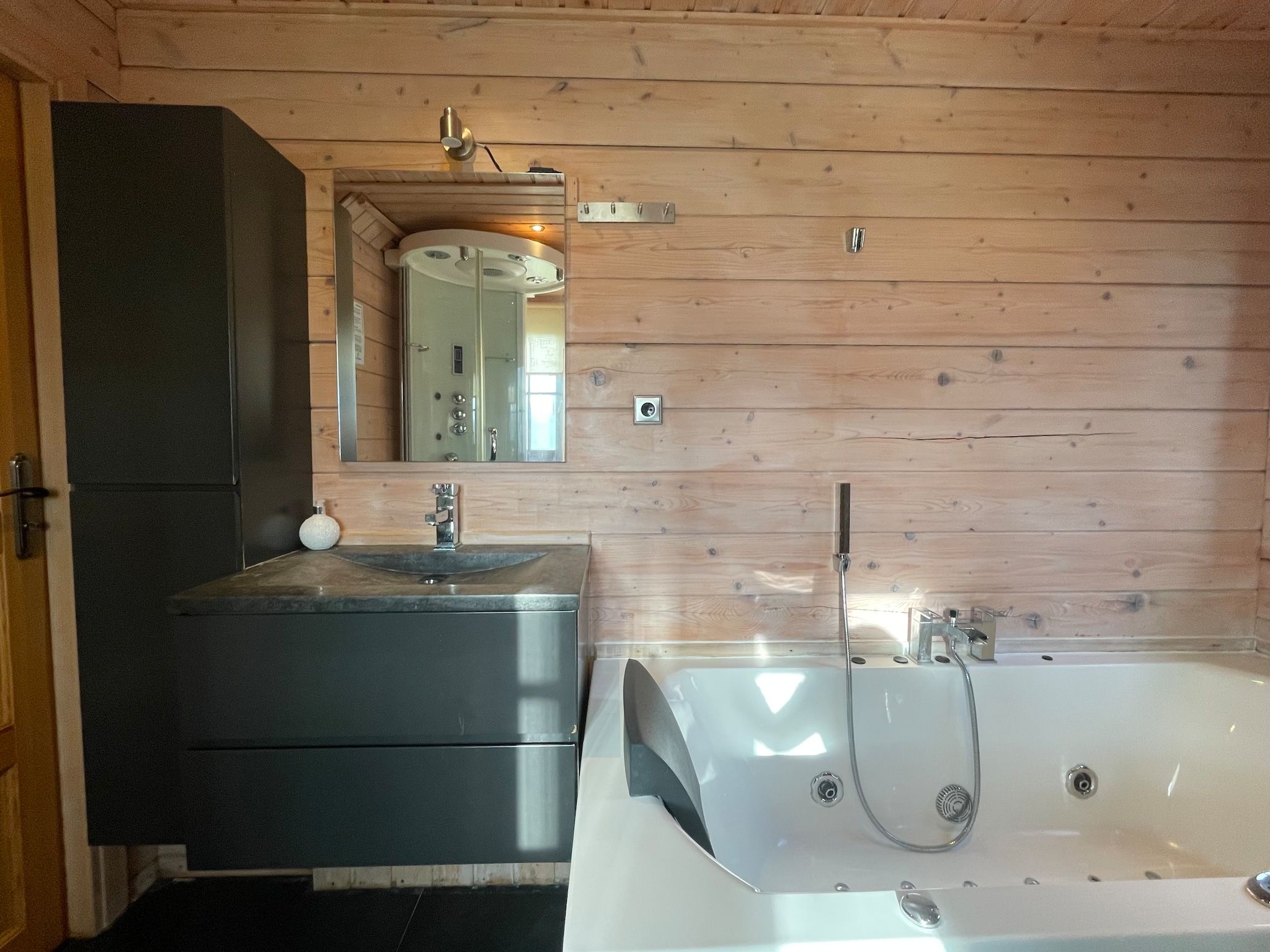 De badkamer van Salland Hideaway - 4 persons in Den Ham