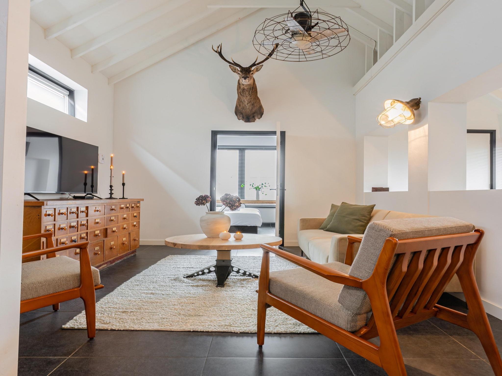 De woonkamer van Villa La Chatelaine in Egmond aan Zee