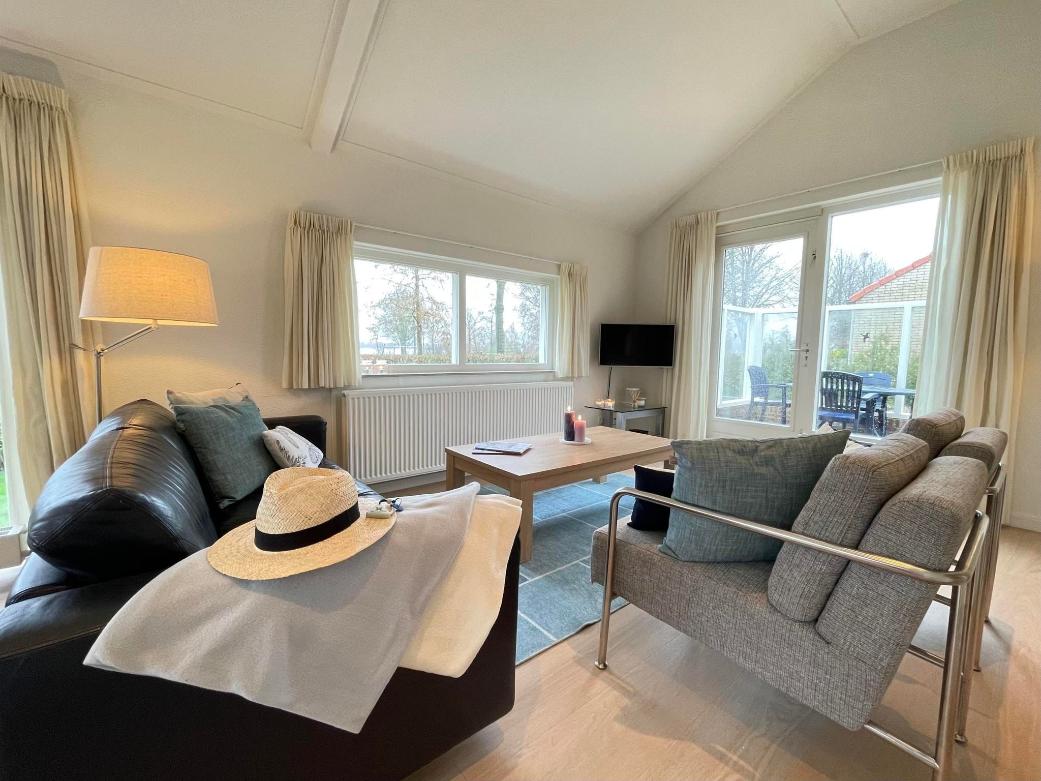 De woonkamer van Watervilla de Ijsvogel in Langweer