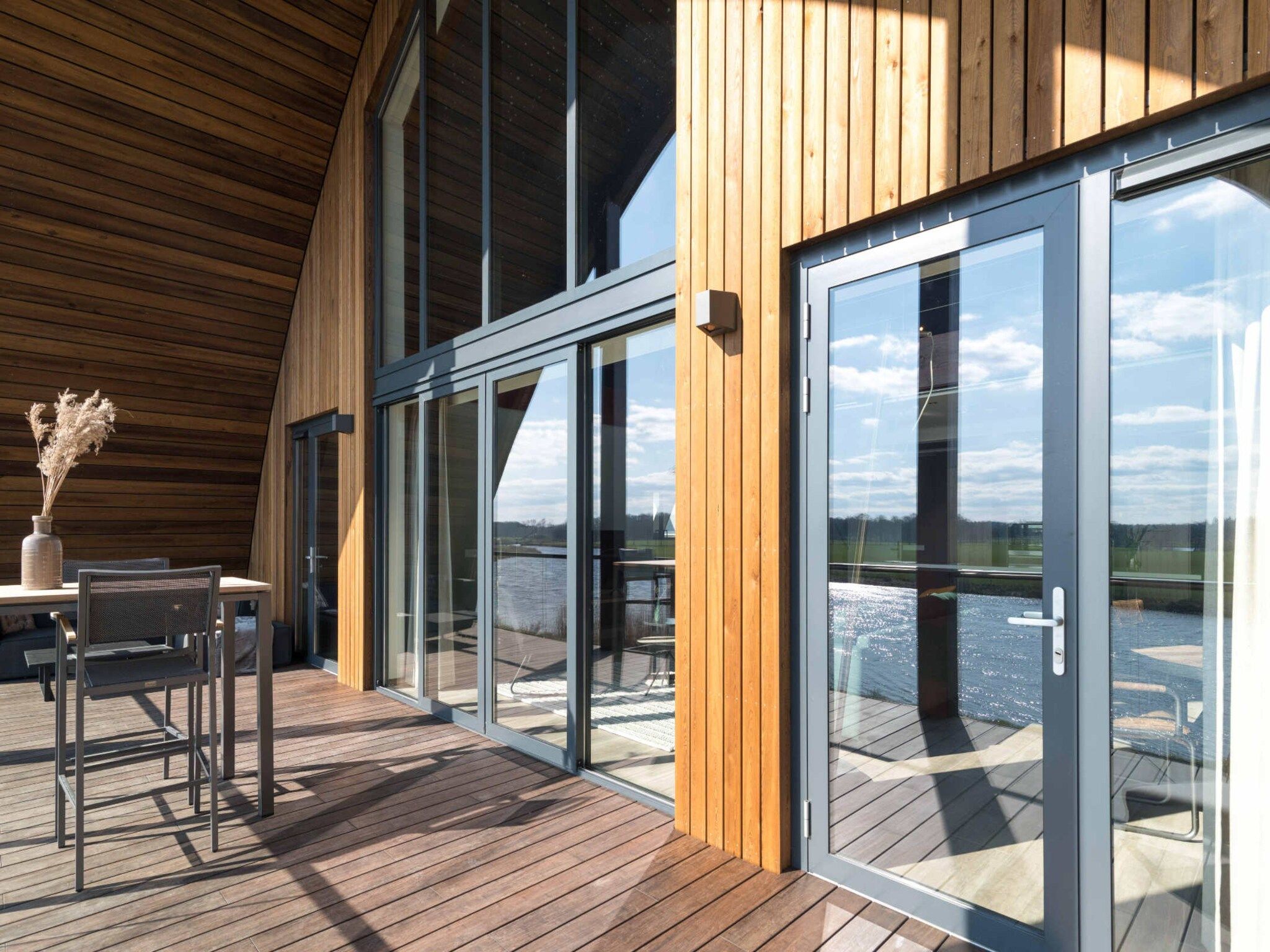 Het terras van Wellness at the Vecht - First floor in Dalfsen