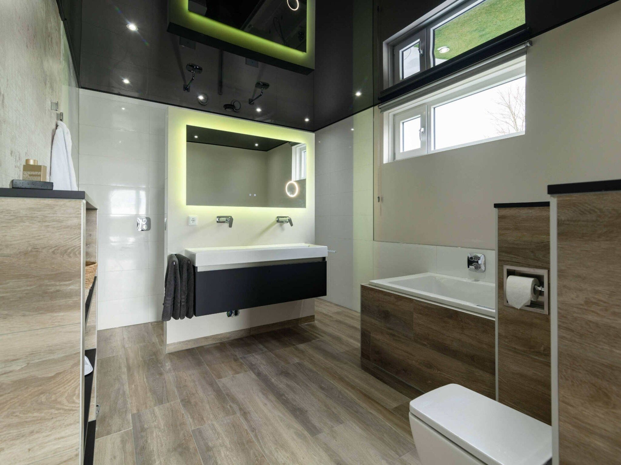 De badkamer van Wellness at the Vecht - Ground floor in Dalfsen