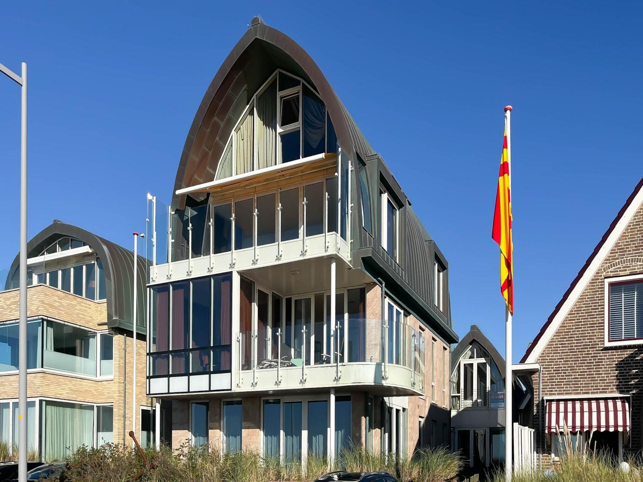De buitenkant van Zilverlicht in Egmond aan Zee