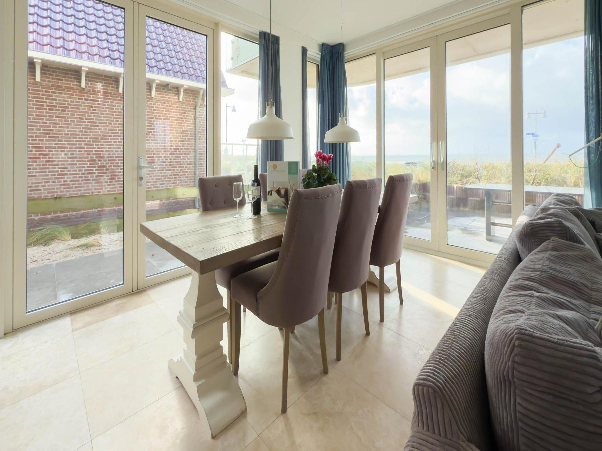 De eetkamer van Zilverlicht in Egmond aan Zee