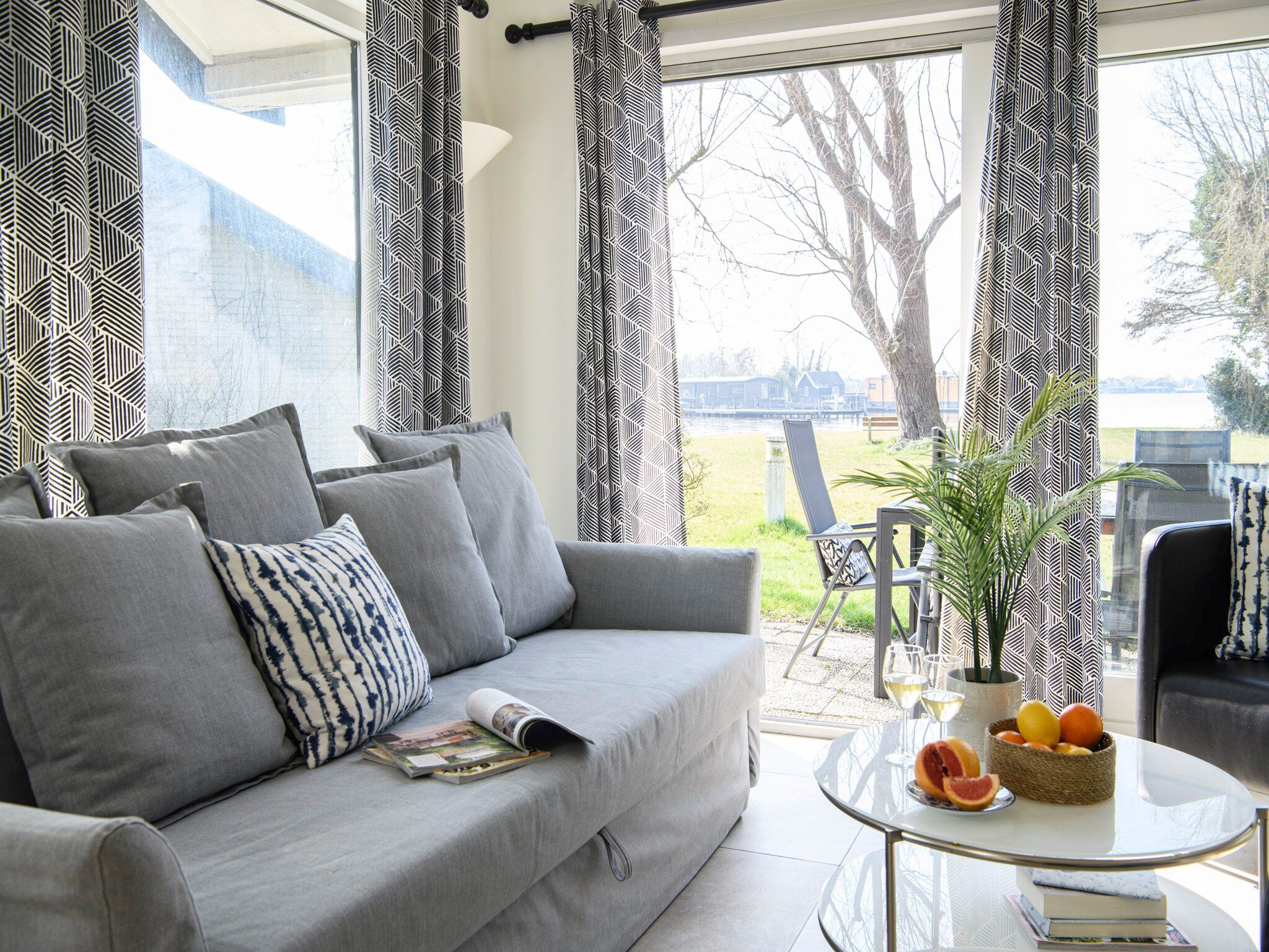 De woonkamer van Eiland Bungalow in Loosdrecht