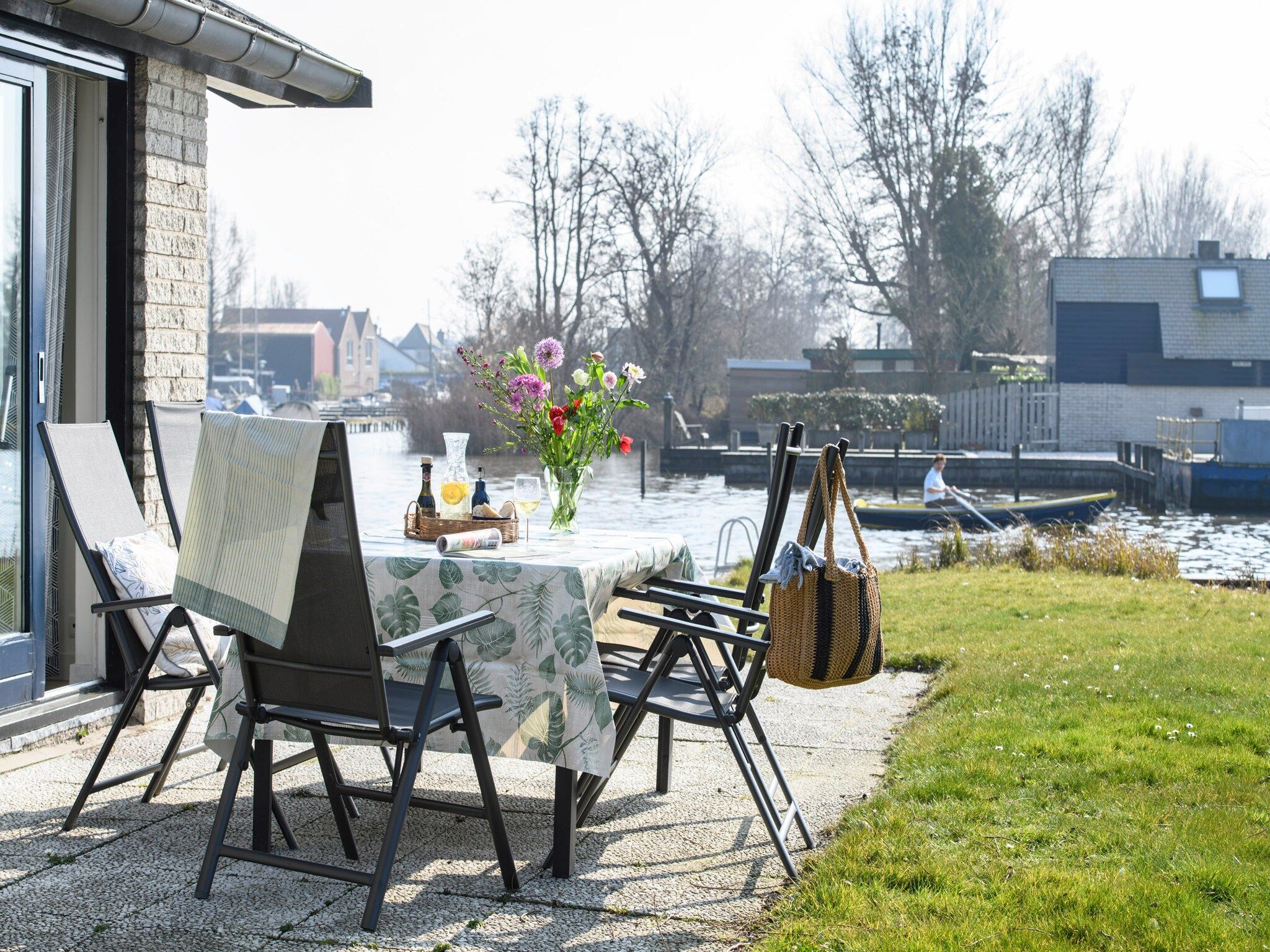Het terras van Eiland Bungalow in Loosdrecht