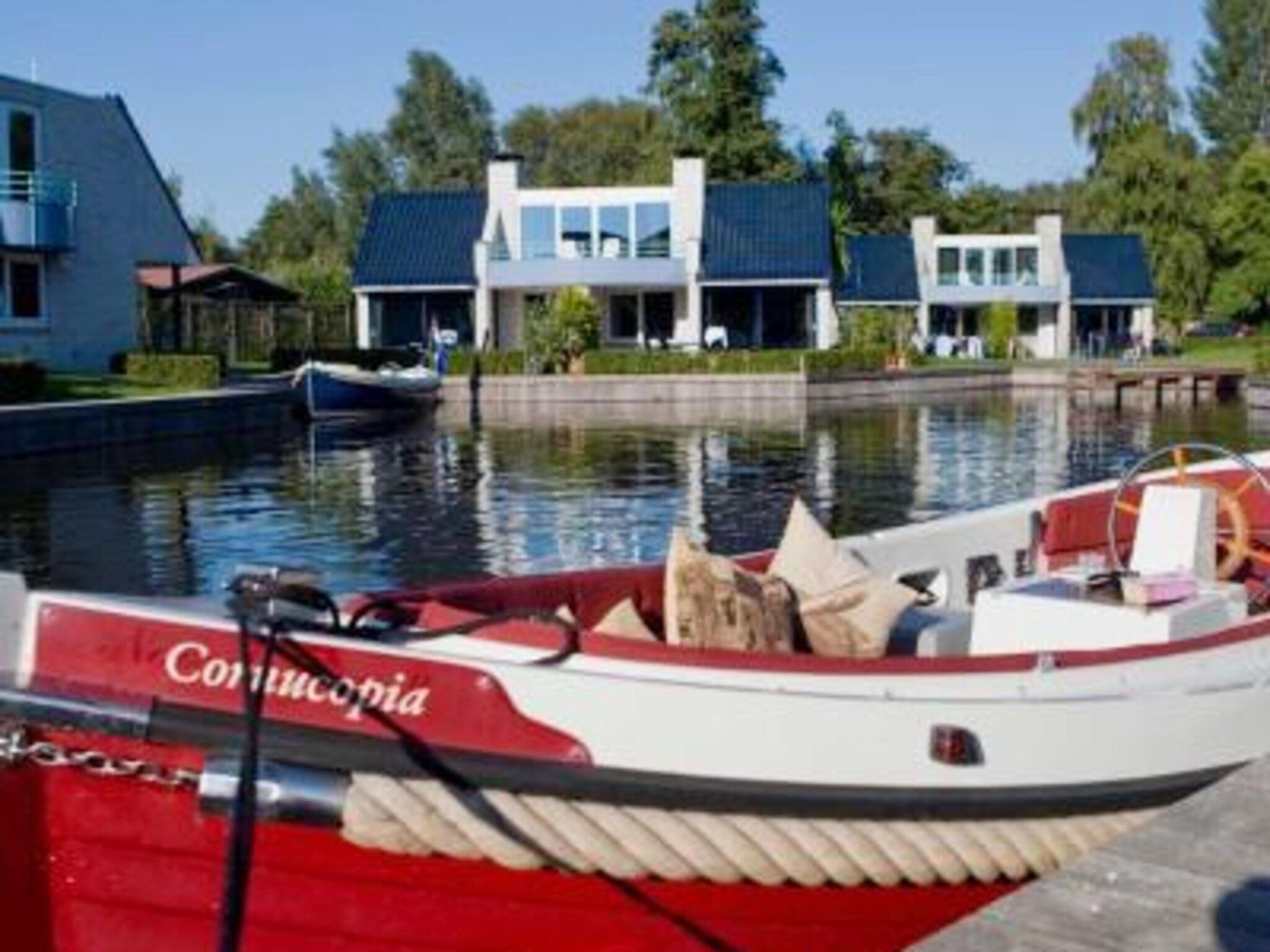 De buitenkant van Panorama Villa in Loosdrecht