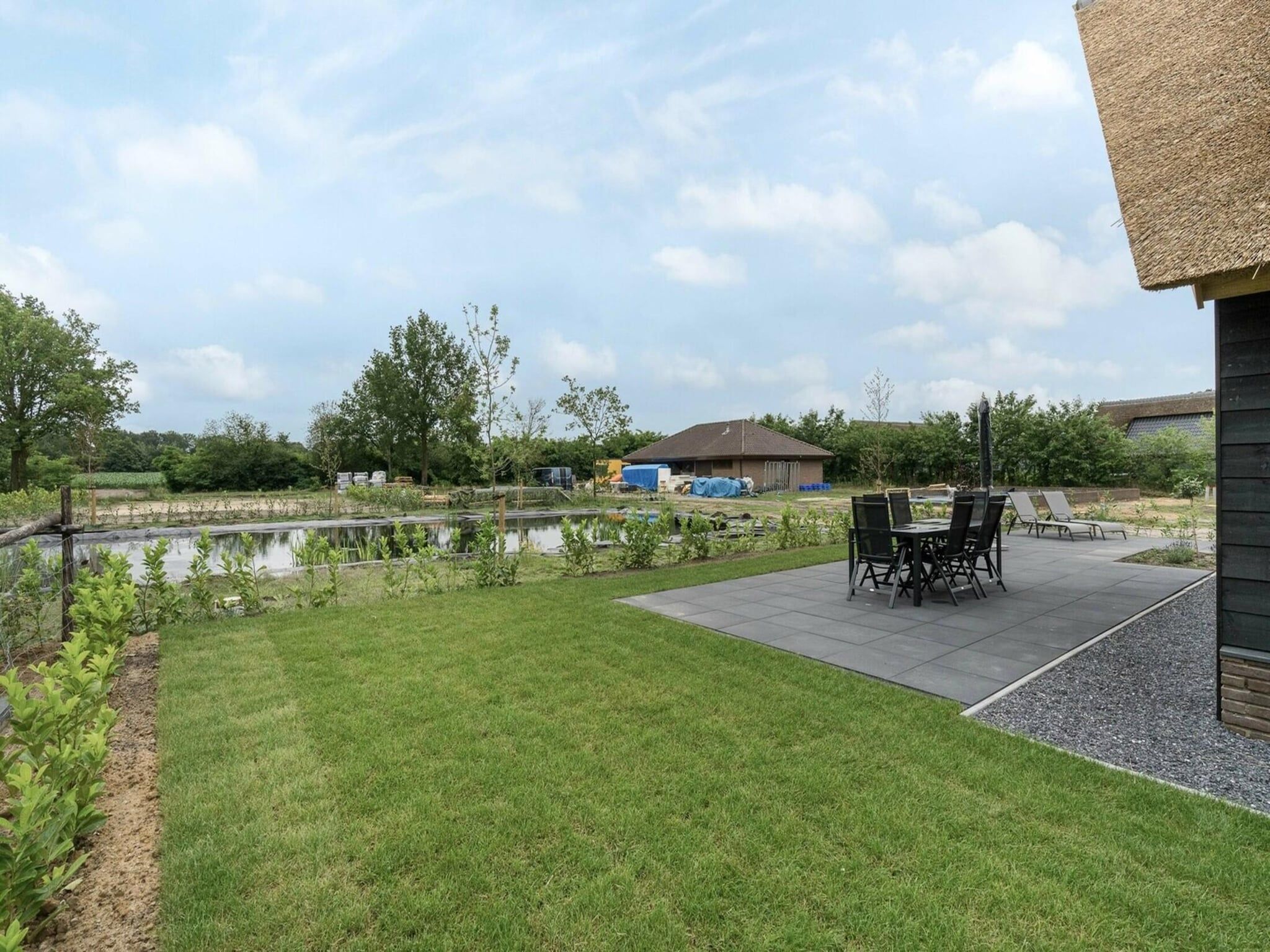 Het terras van Farm Lodge 676 in Baarle-nassau