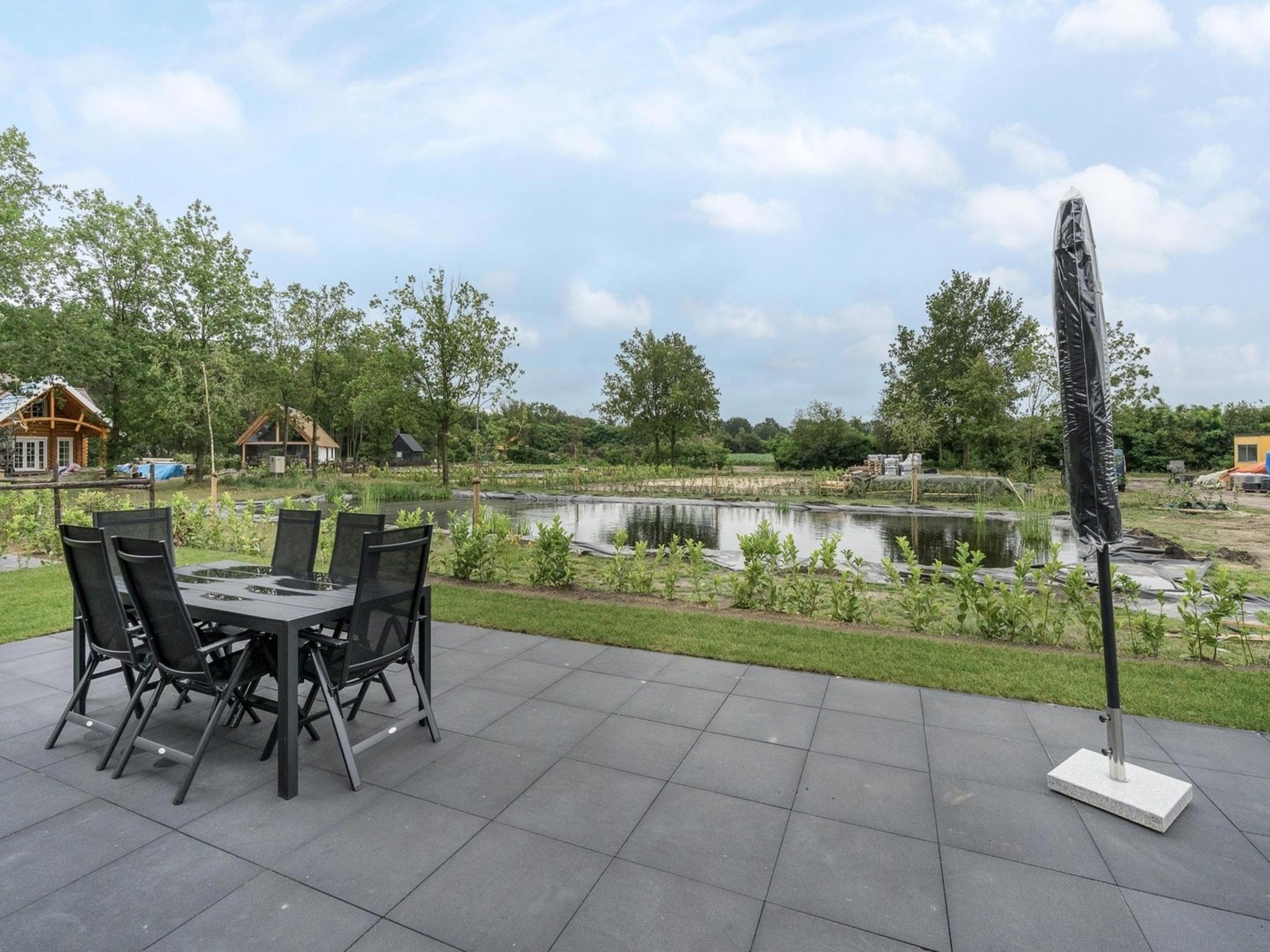 Het terras van Farm Lodge 676 in Baarle-nassau