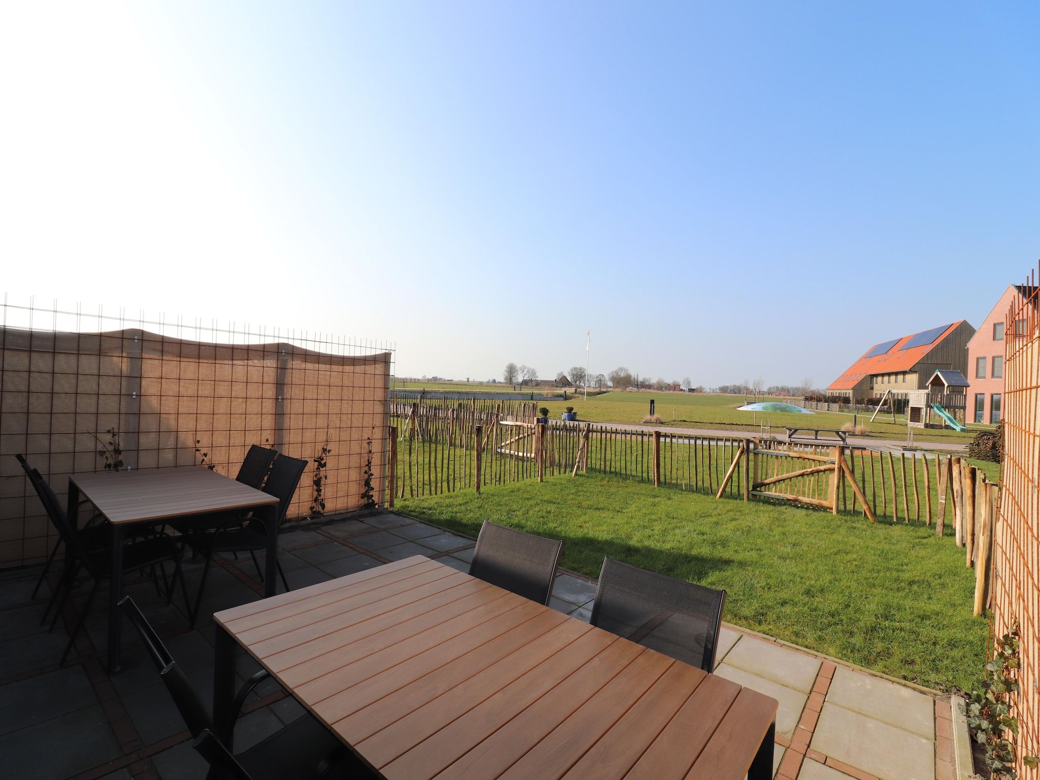 Het terras van Moderne villa op het Friese platteland in leons