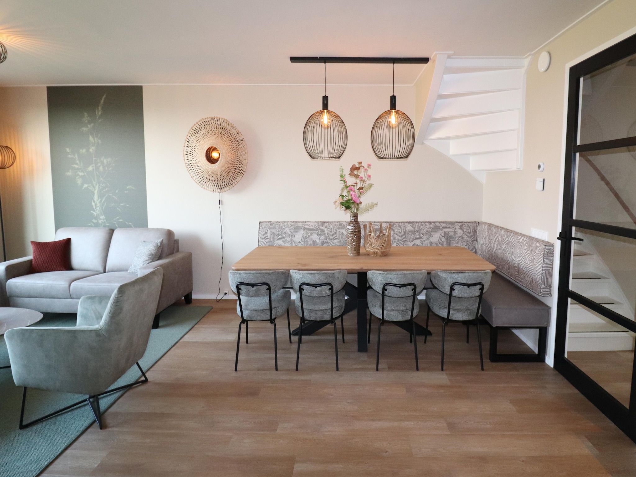 De eetkamer van Moderne villa op het Friese platteland in leons