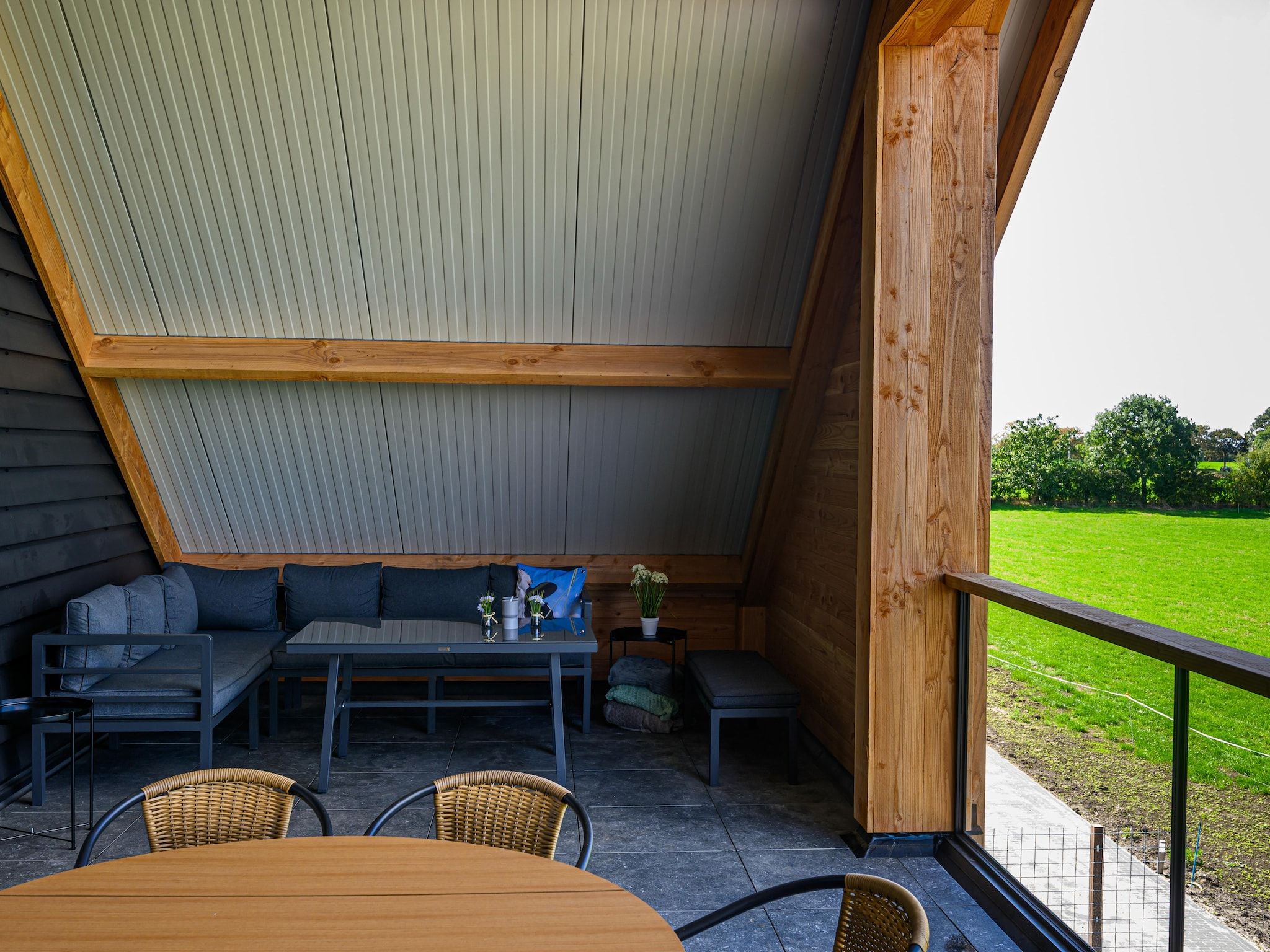 Het terras van The New Barn in Montfoort