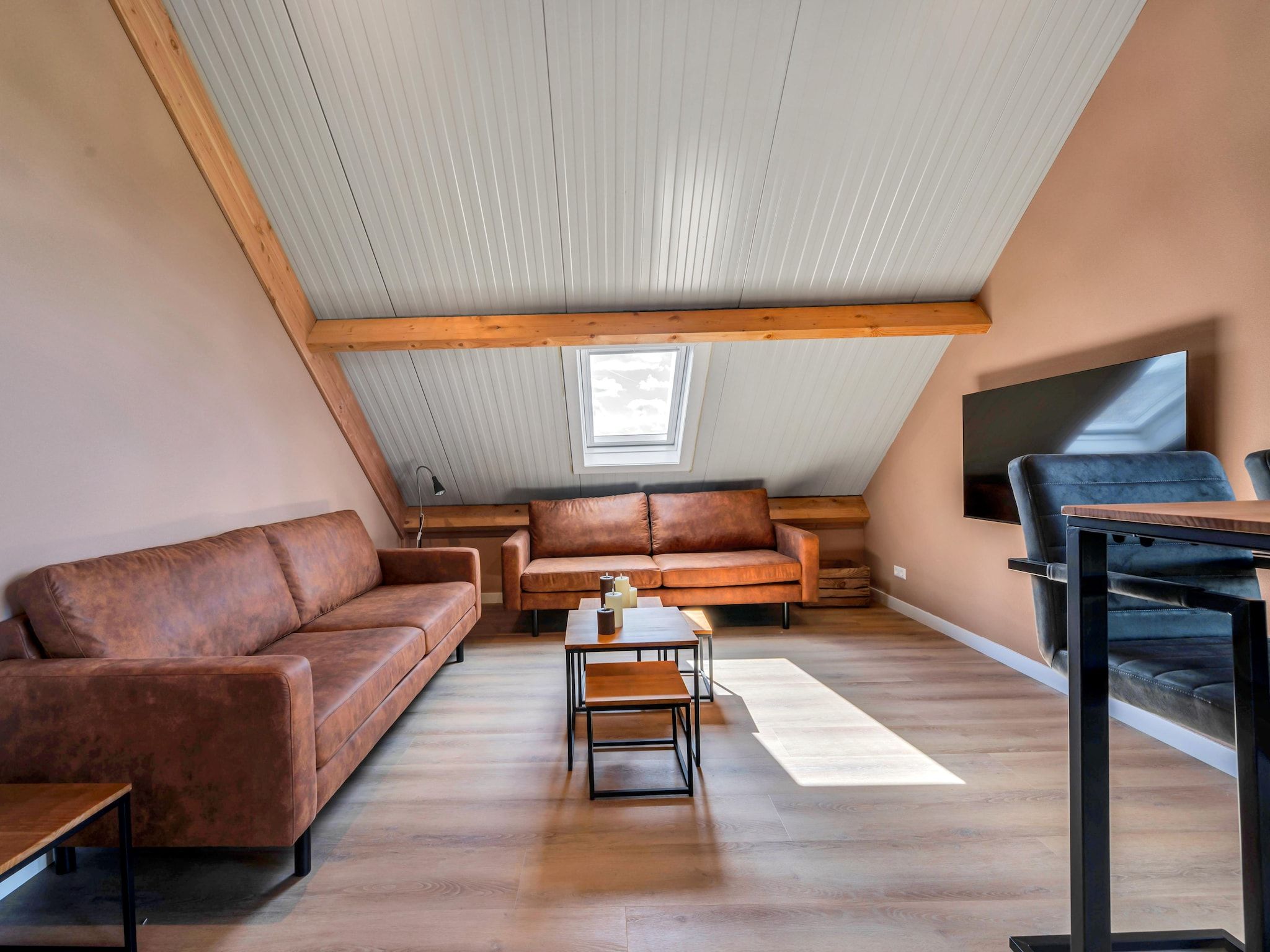 De woonkamer van The New Barn in Montfoort