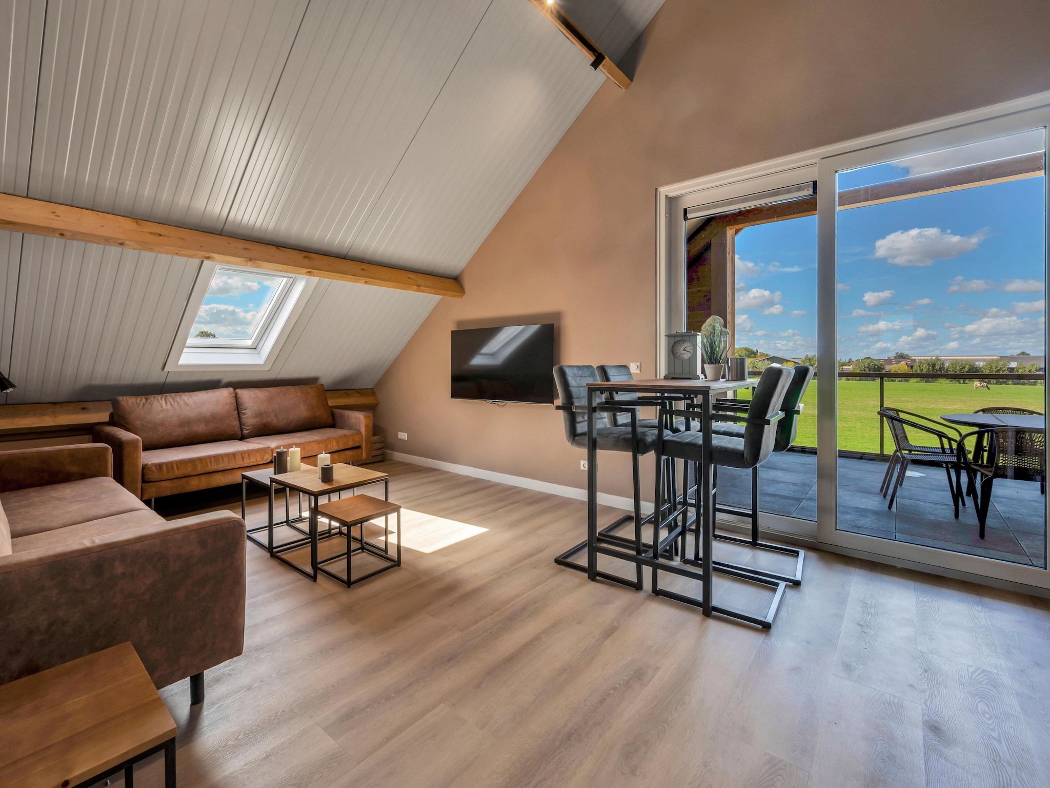 De woonkamer van The New Barn in Montfoort