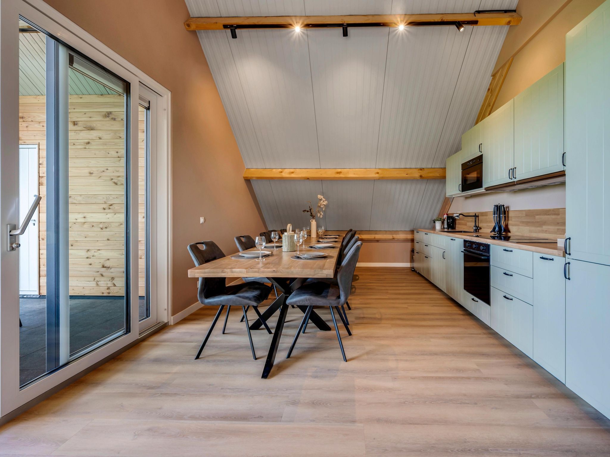 De eetkamer van The New Barn in Montfoort