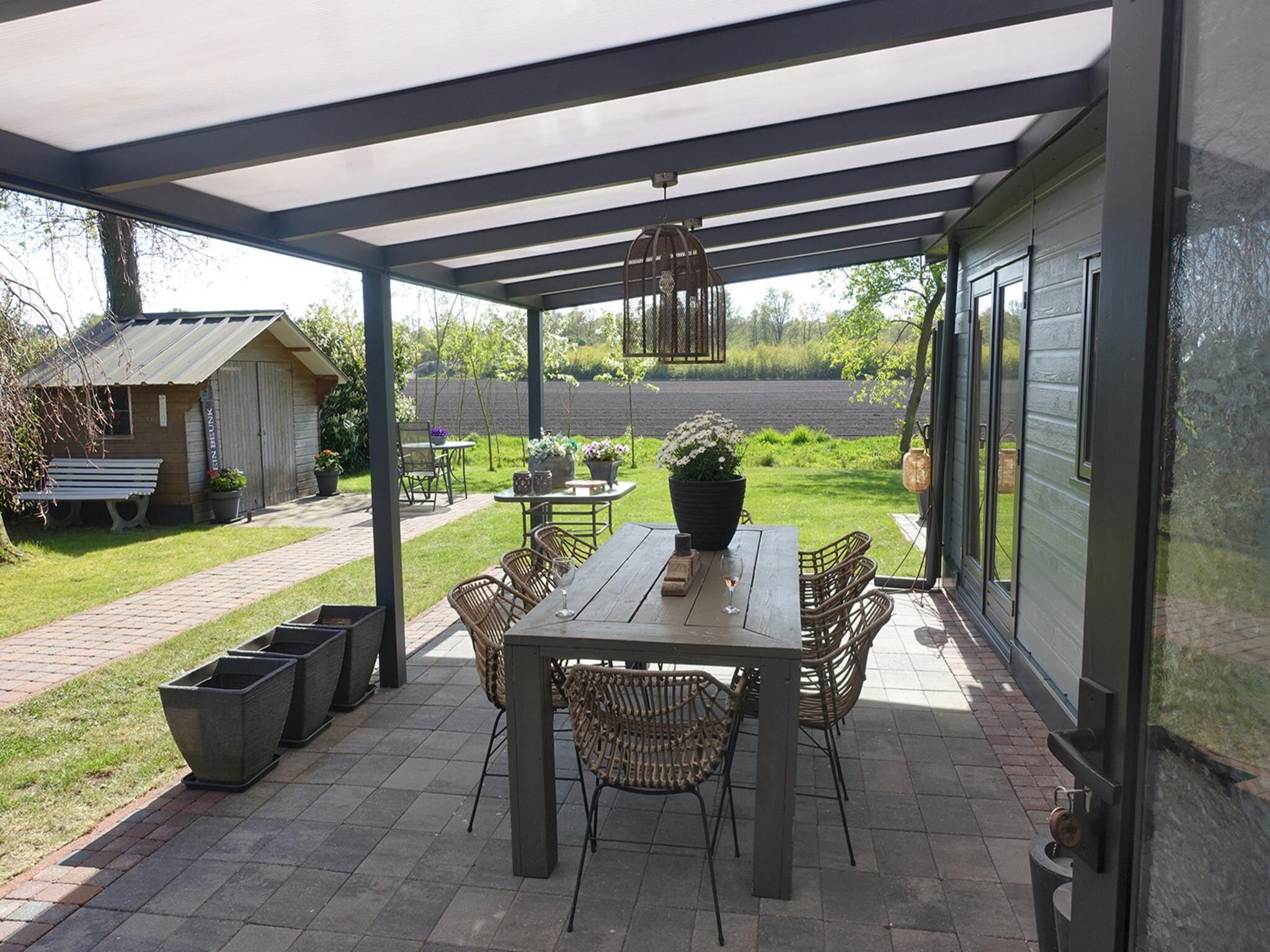 Het terras van Vechtdalchalet de Wilg in Rheezerveen