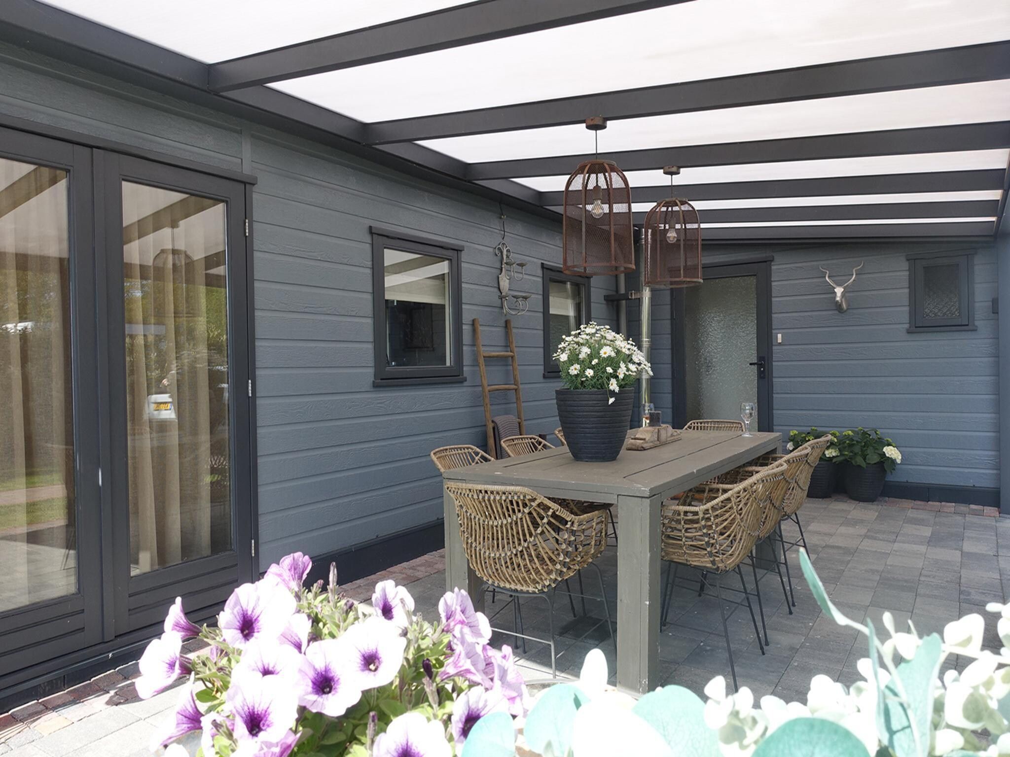 Het terras van Vechtdalchalet de Wilg in Rheezerveen