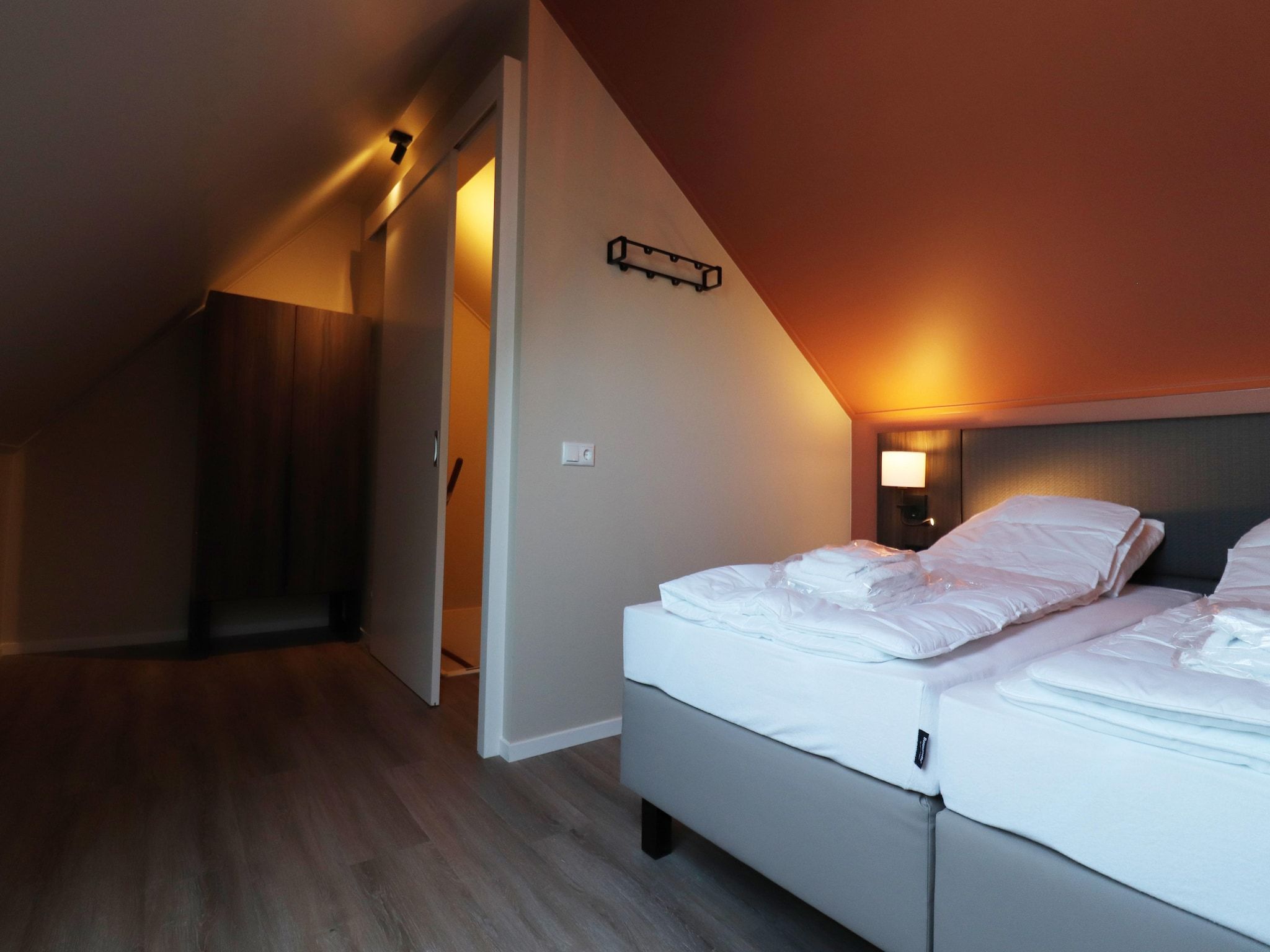 Een slaapkamer van Moderne villa op het Friese platteland in leons