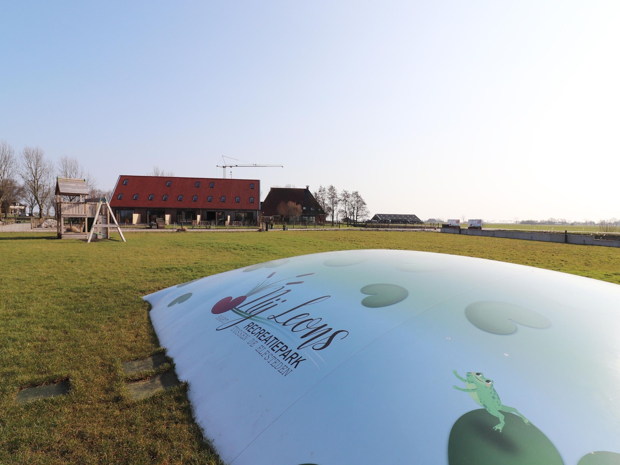 Voorzieningen bij Moderne hoekvilla middenin Friesland in leons