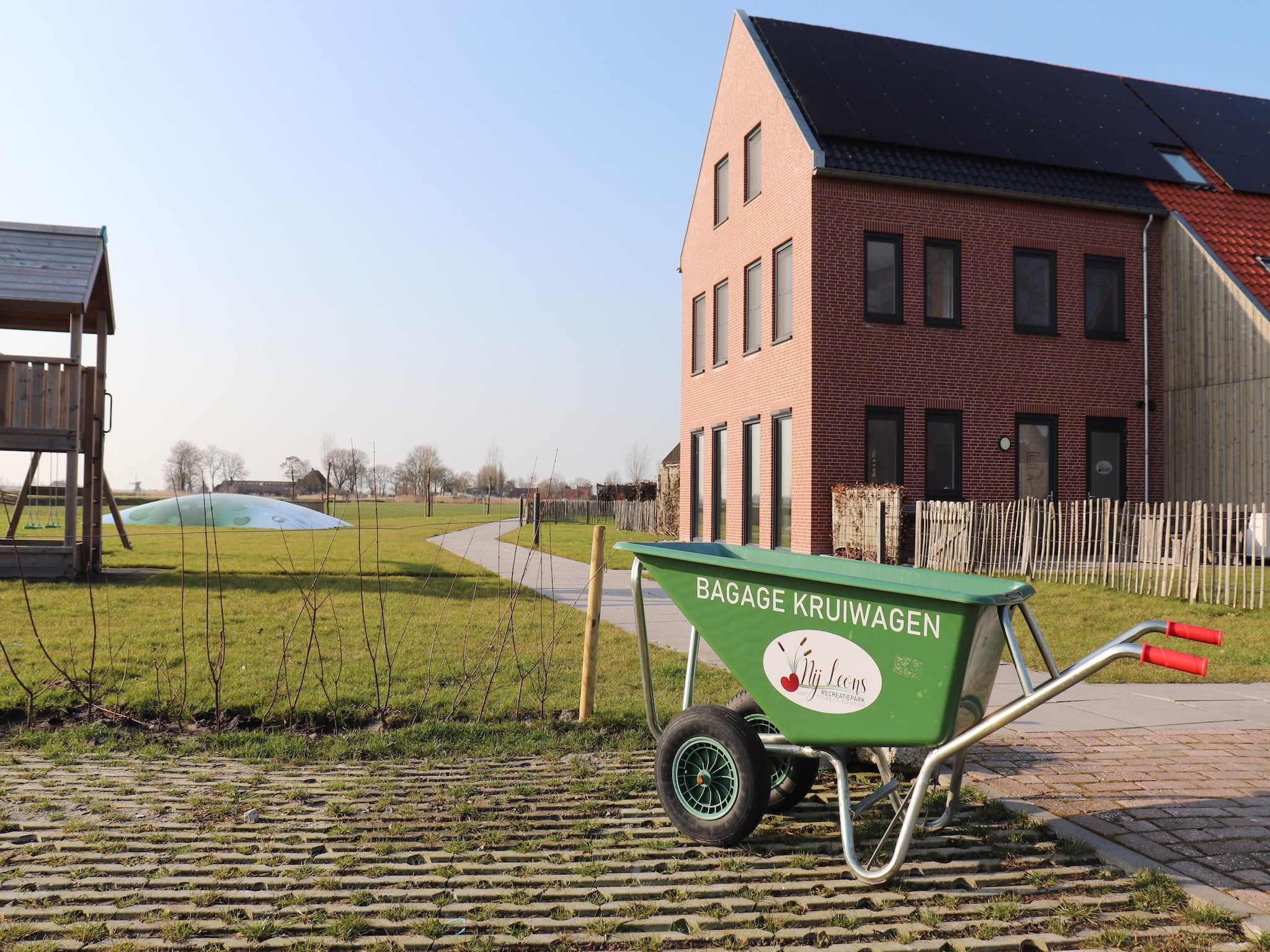 Voorzieningen bij Moderne hoekvilla middenin Friesland in leons