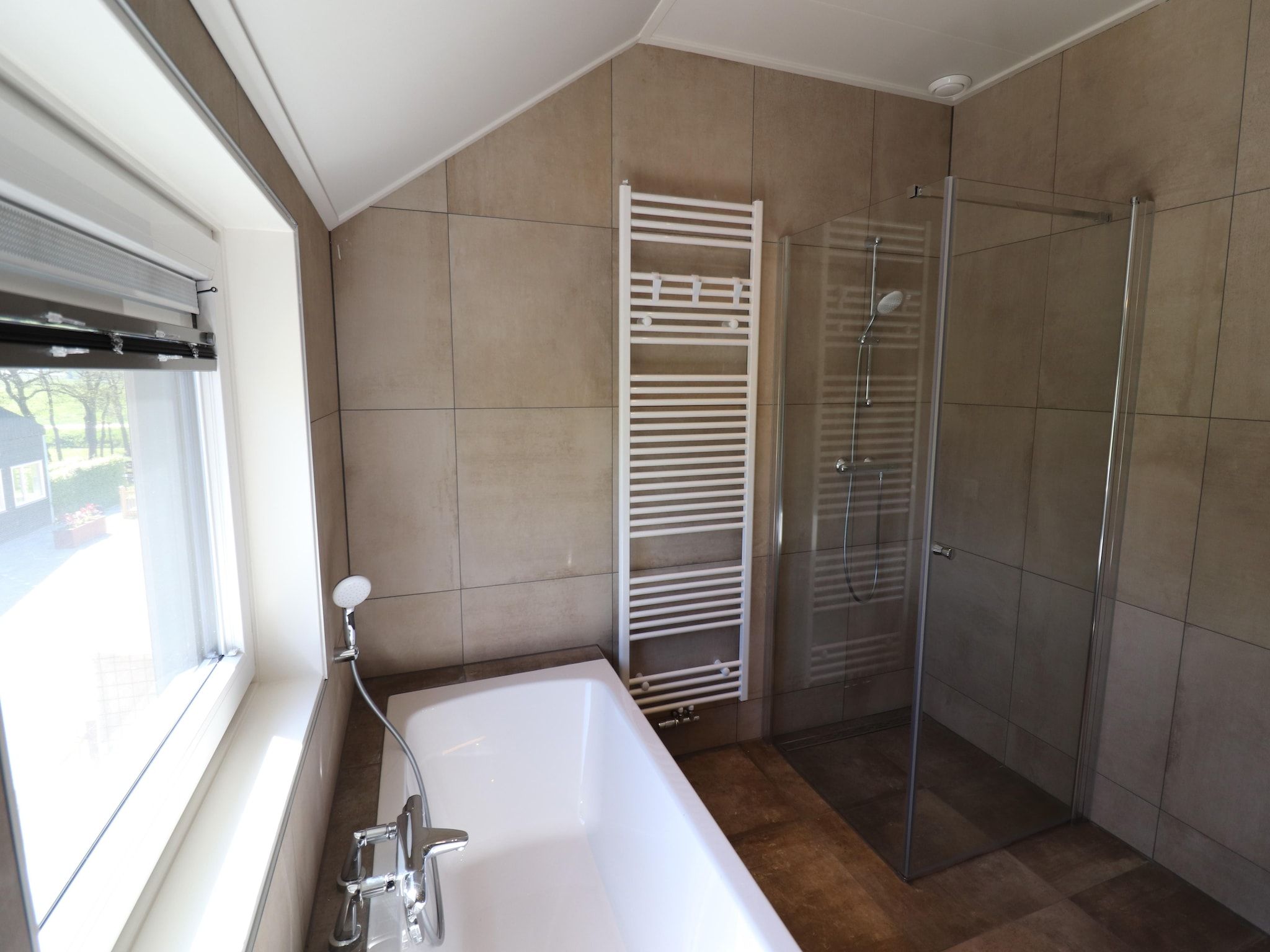 De badkamer van Moderne hoekvilla middenin Friesland in leons