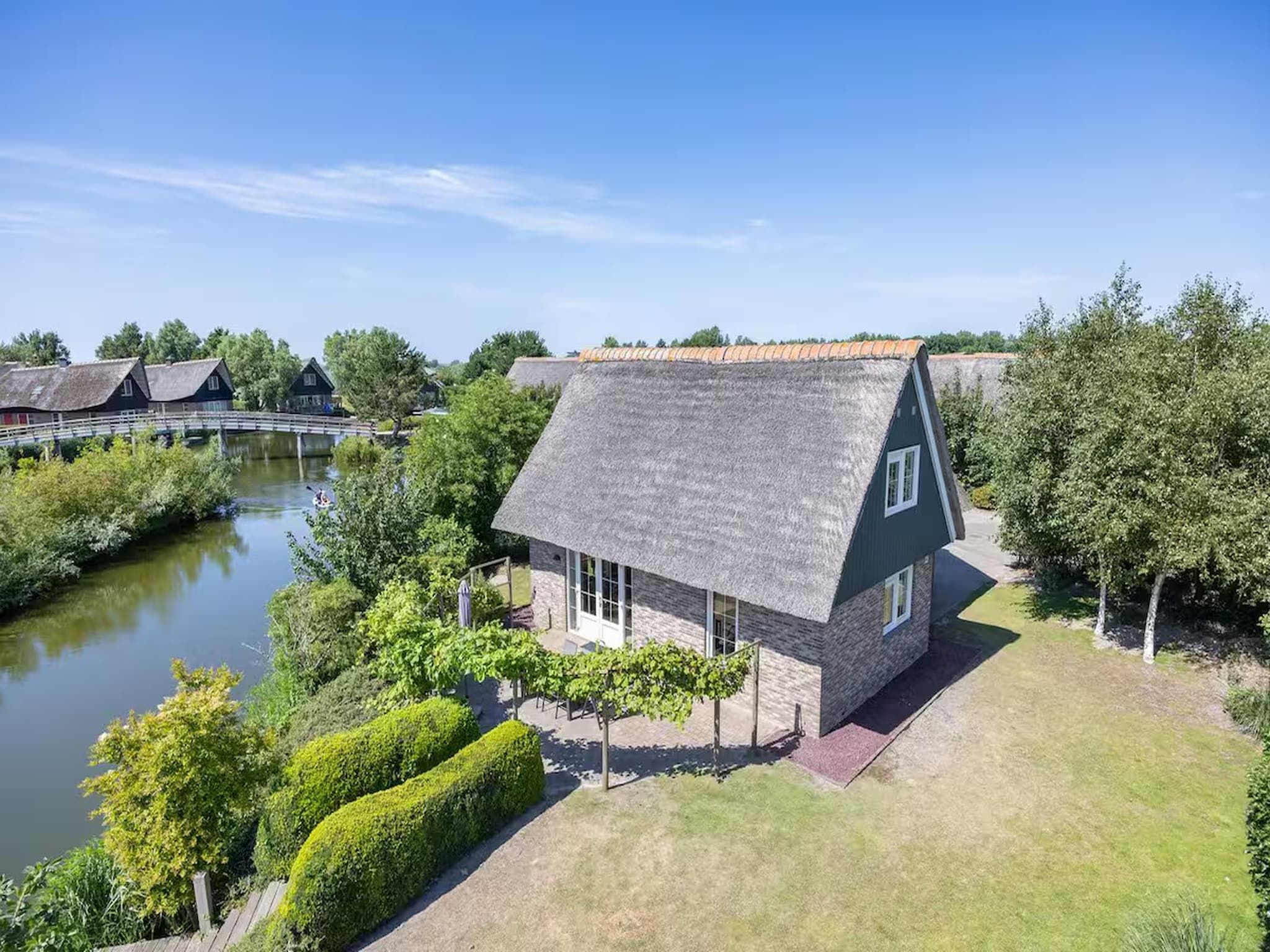 De buitenkant van Villa in Makkum in Makkum