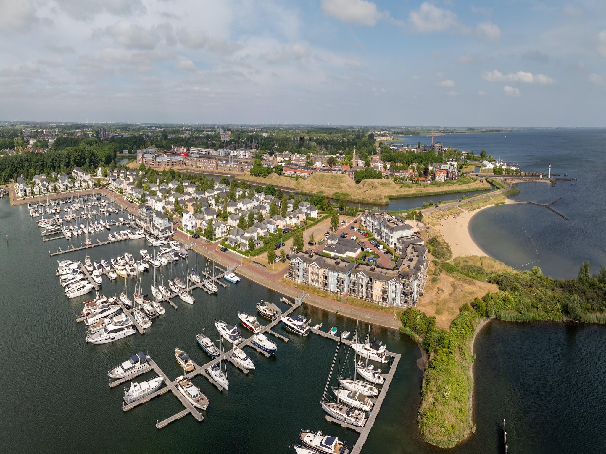 Parkfaciliteiten bij Vakantiepark Cape Helius 16 in Hellevoetsluis
