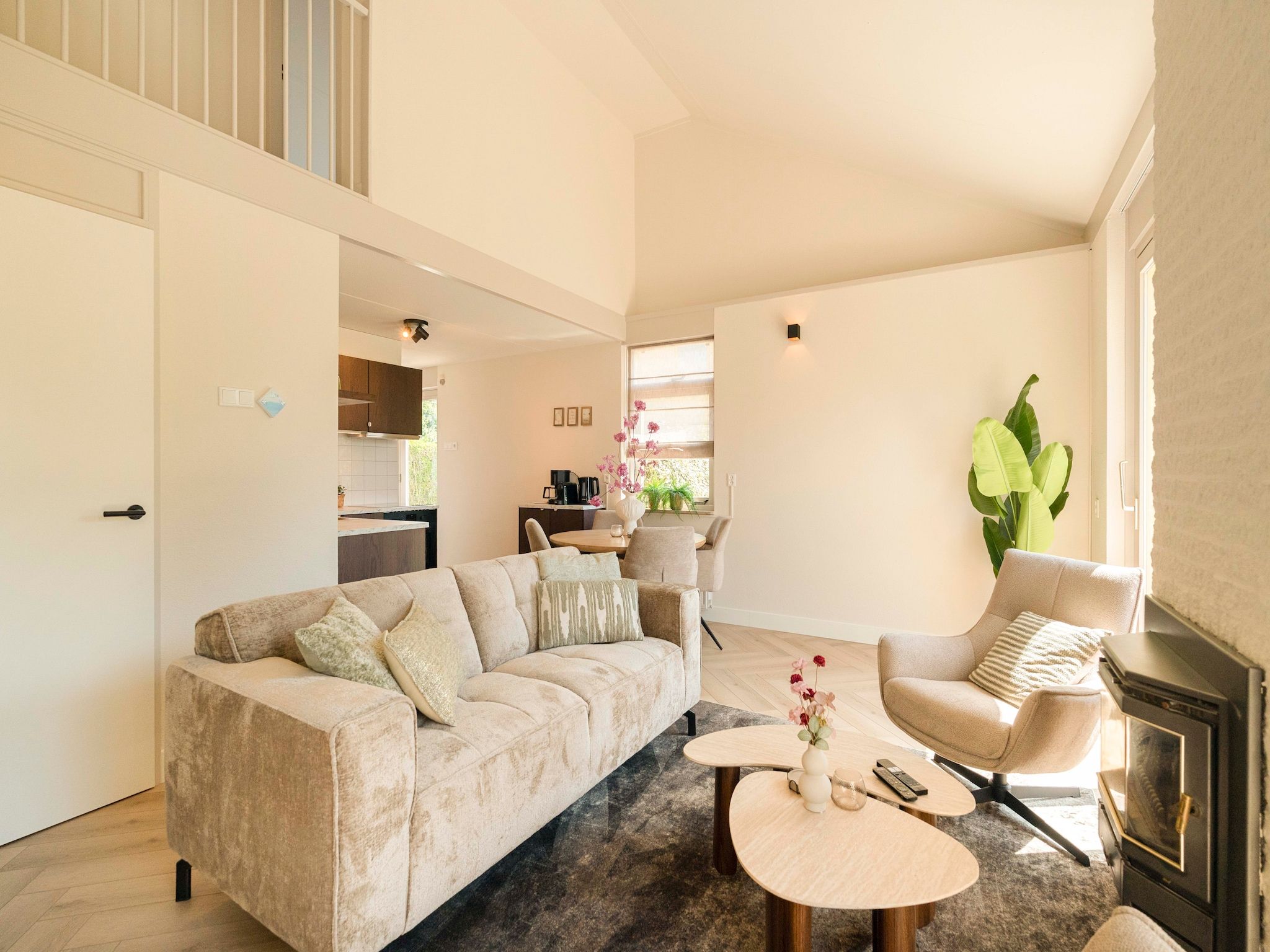 De woonkamer van Strandslag Bungalow 68 in Julianadorp
