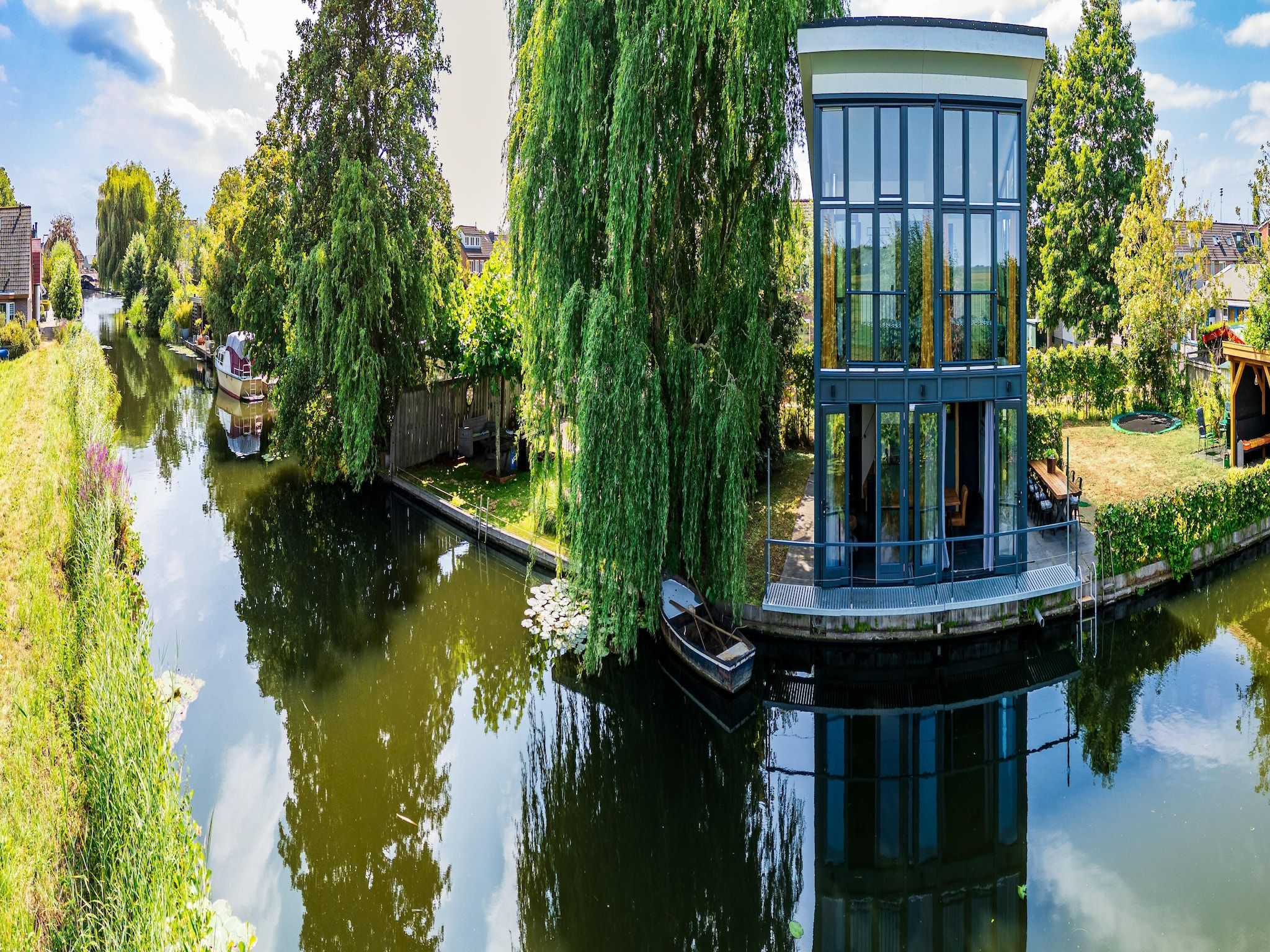 De buitenkant van De Waterlelie in Hekendorp