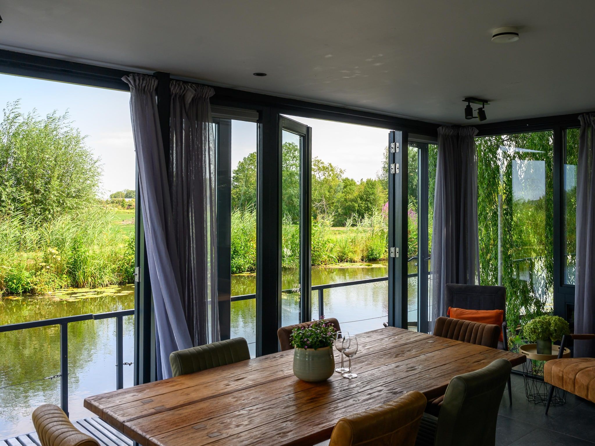 De eetkamer van De Waterlelie in Hekendorp