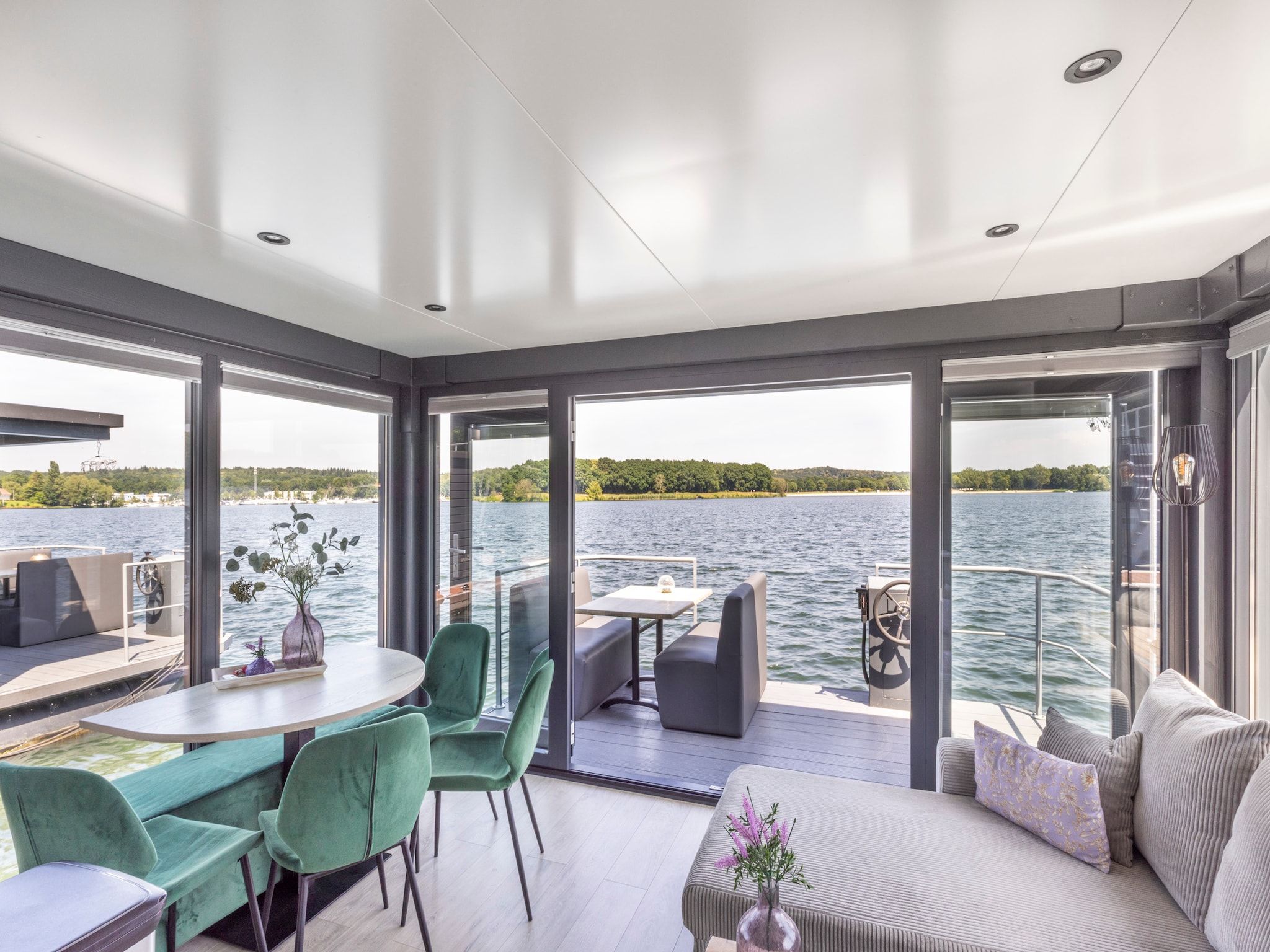 De woonkamer van Houseboat Marina Mookerplas with Duo Hot Tub | 4 - 6 people in Middelaar