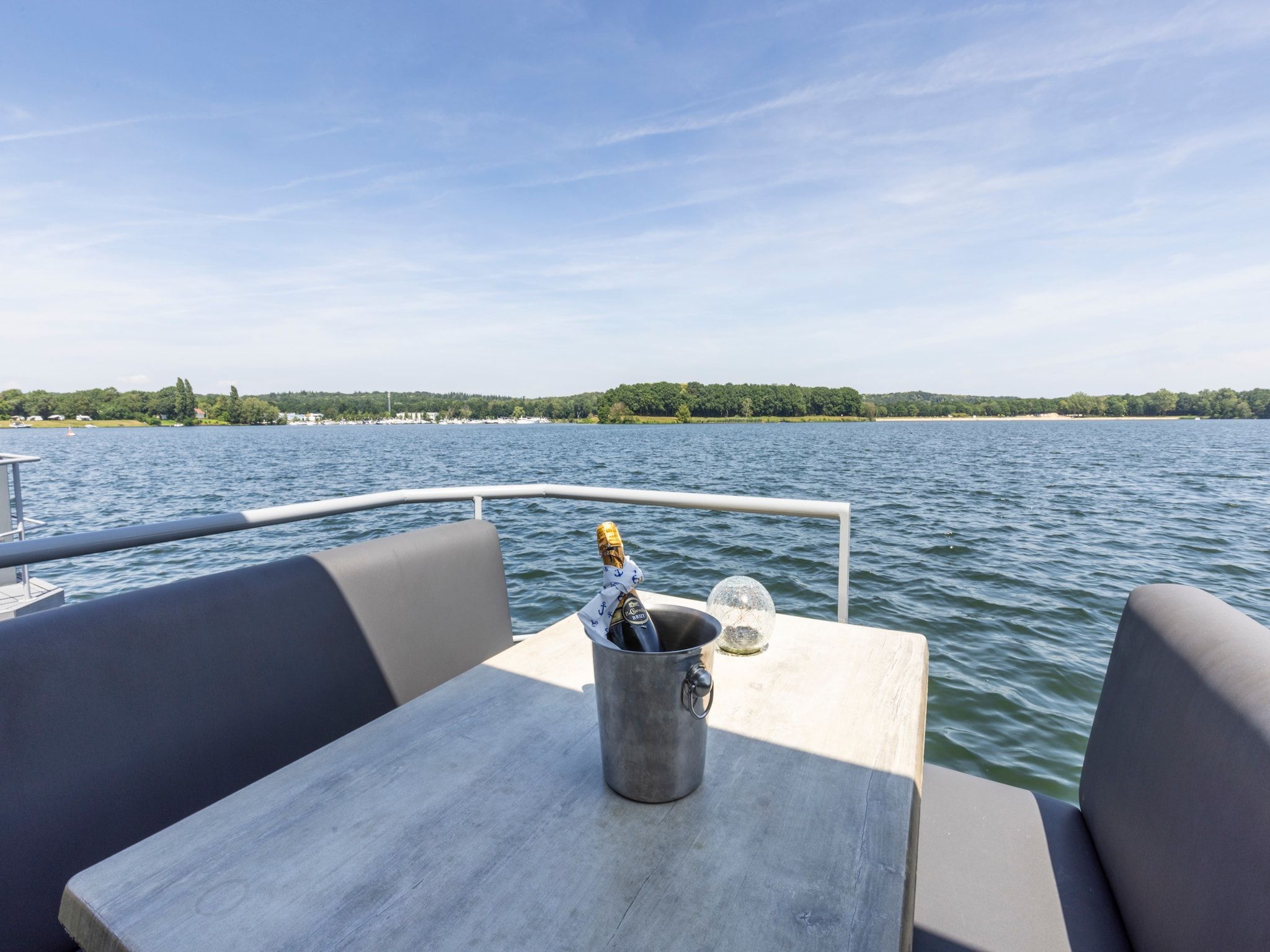 Het uitzicht vanaf Houseboat Marina Mookerplas with Duo Hot Tub | 4 - 6 people in Middelaar