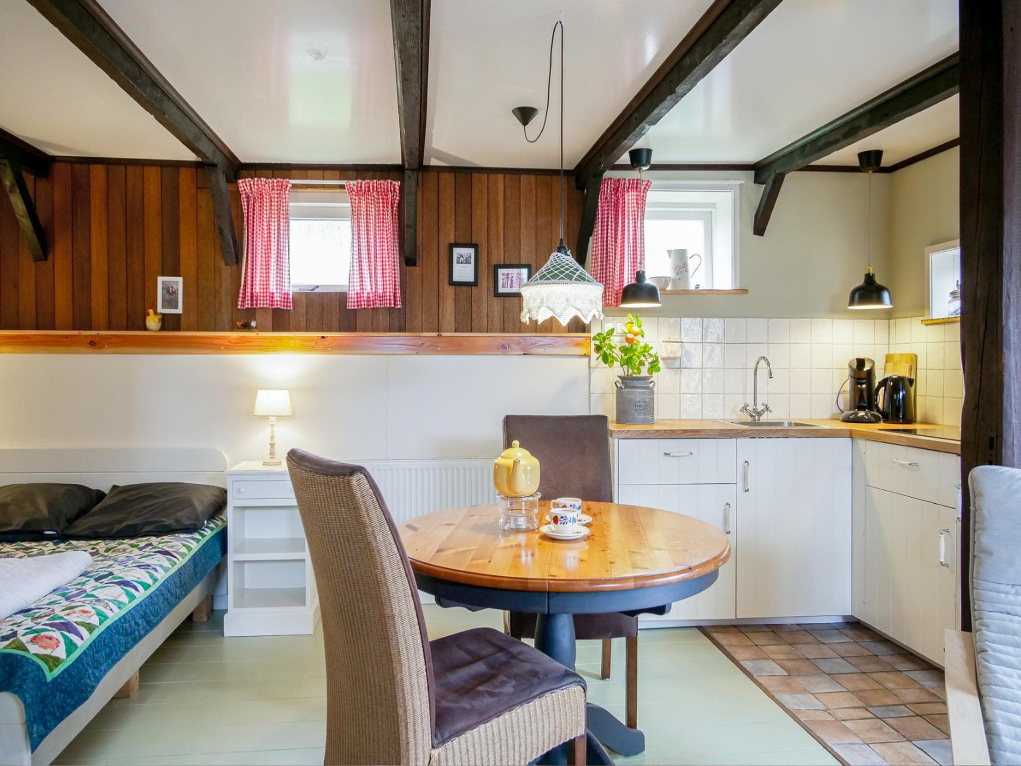 De eetkamer van Suite Koeboet in Callantsoog