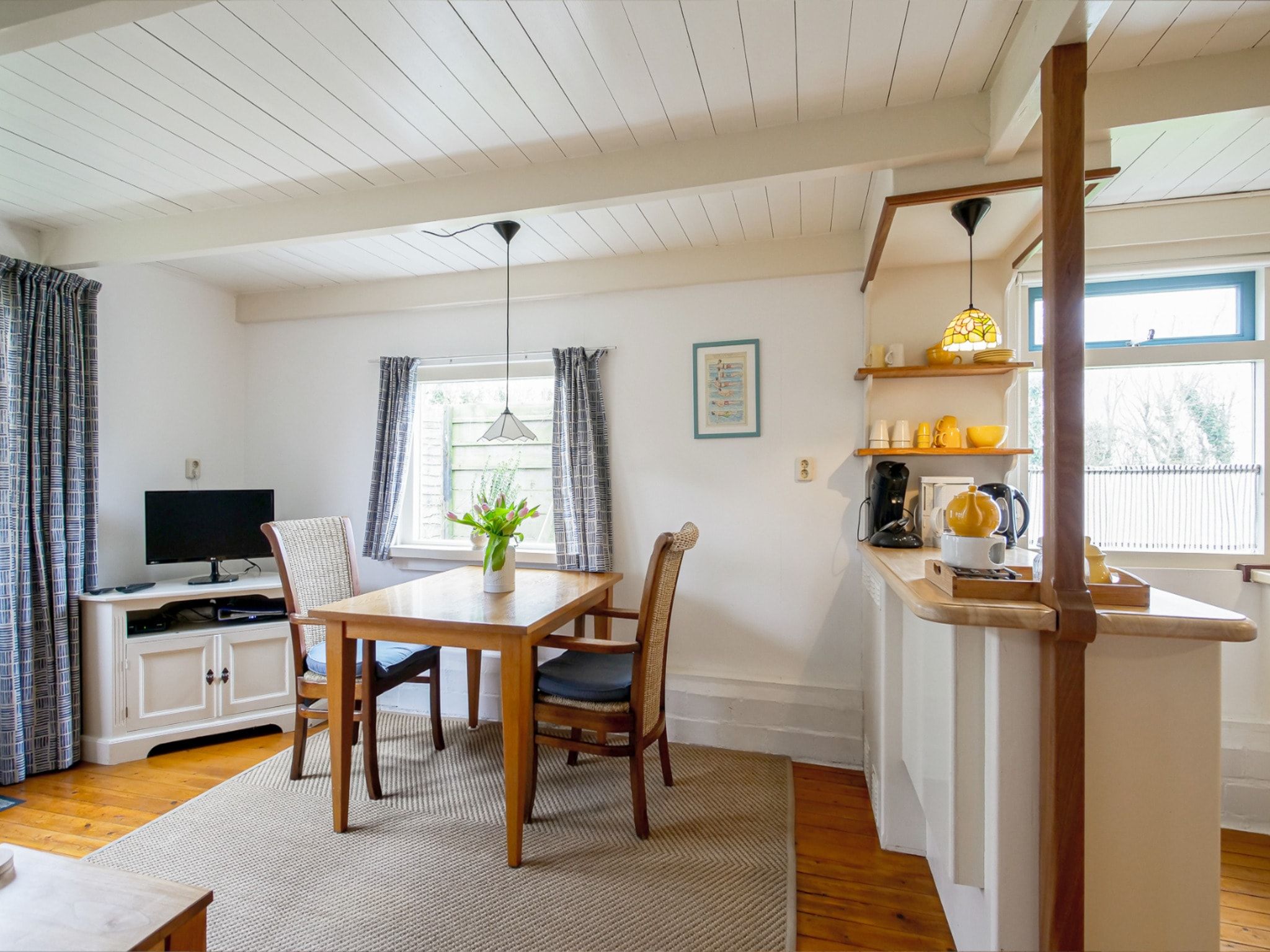 De eetkamer van Appartement Eb in Callantsoog