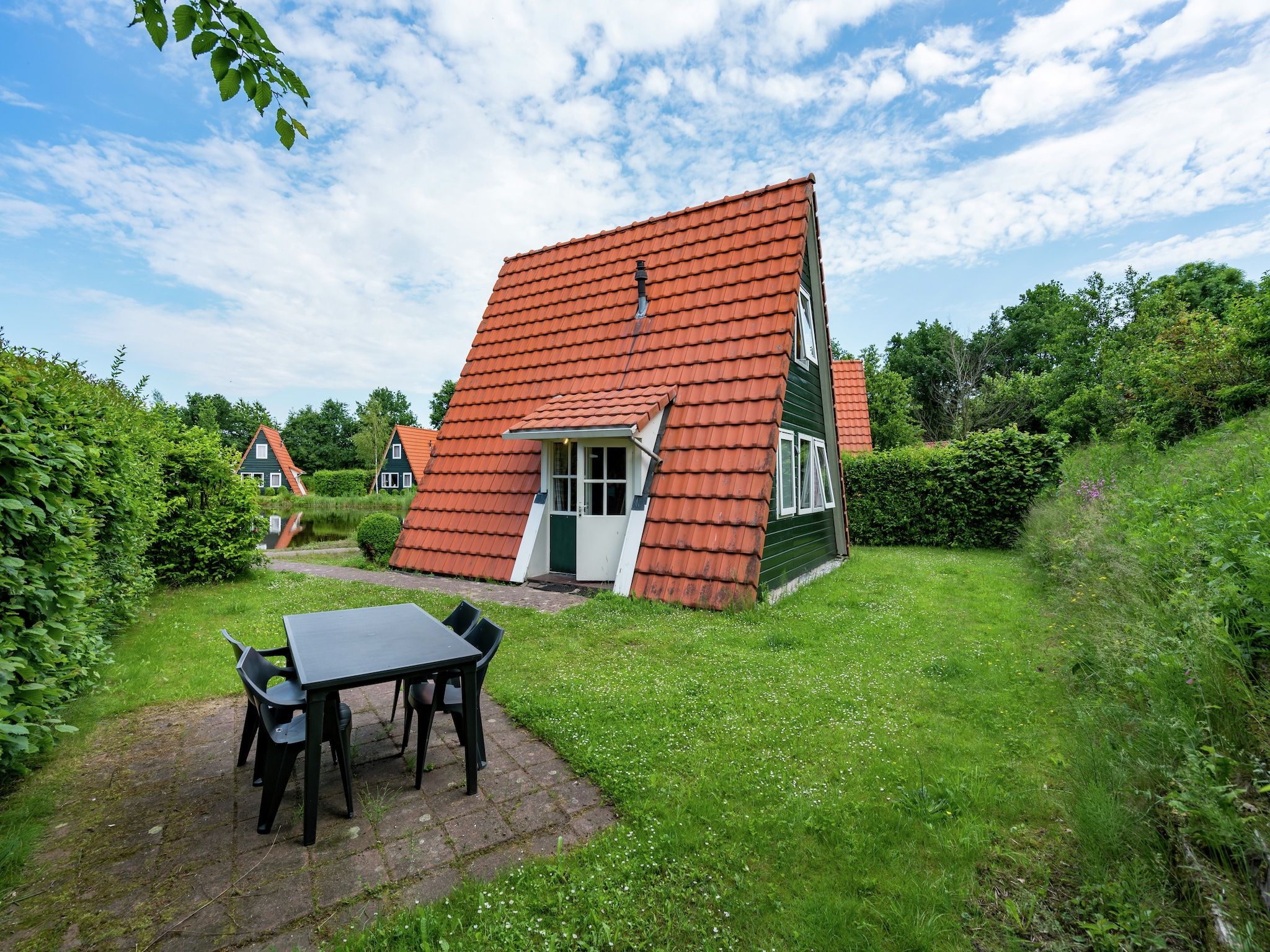 Het terras van Vakantiepark Eigen Wijze 1 in Bant
