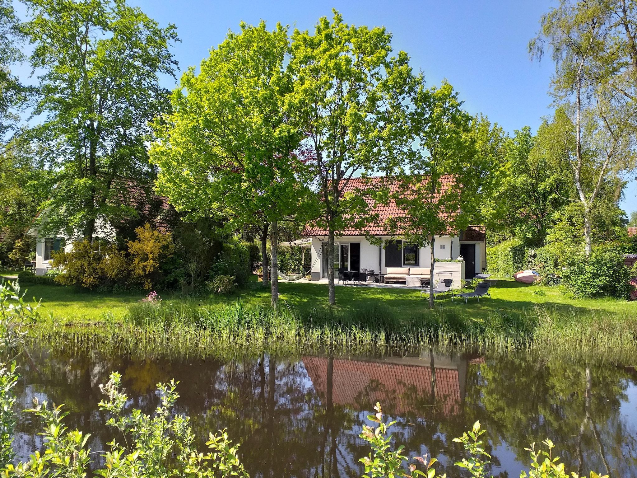 De buitenkant van Landgoed Eysinga State 2 in Sint Nicolaasga