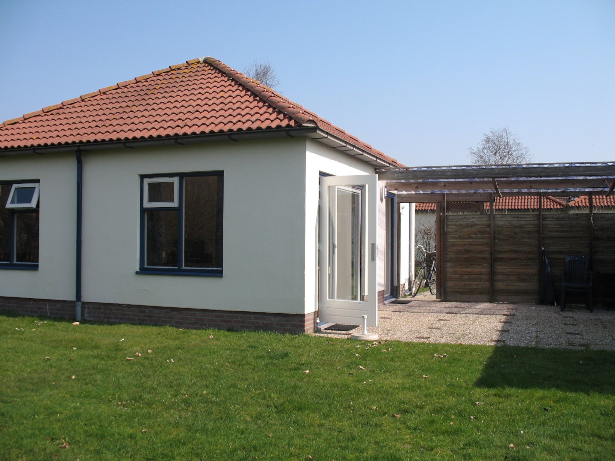 De buitenkant van Bungalow type 1 in Den Burg