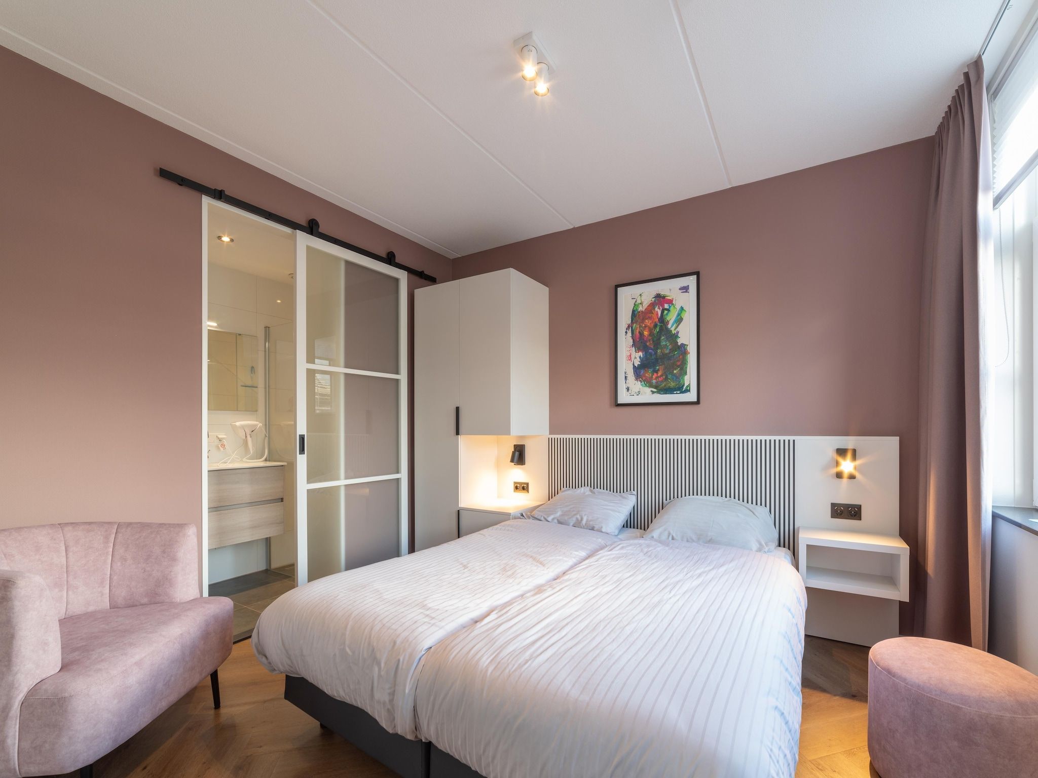 Een slaapkamer van Villa 10 - 12-persoons villa met buitenjacuzzi in Colijnsplaat