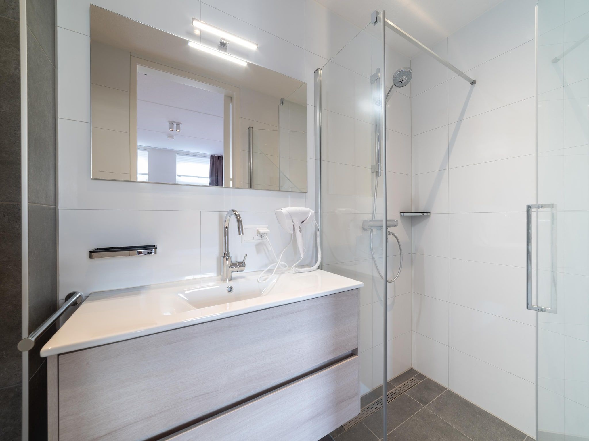 De badkamer van Villa 10 - 12-persoons villa met buitenjacuzzi in Colijnsplaat