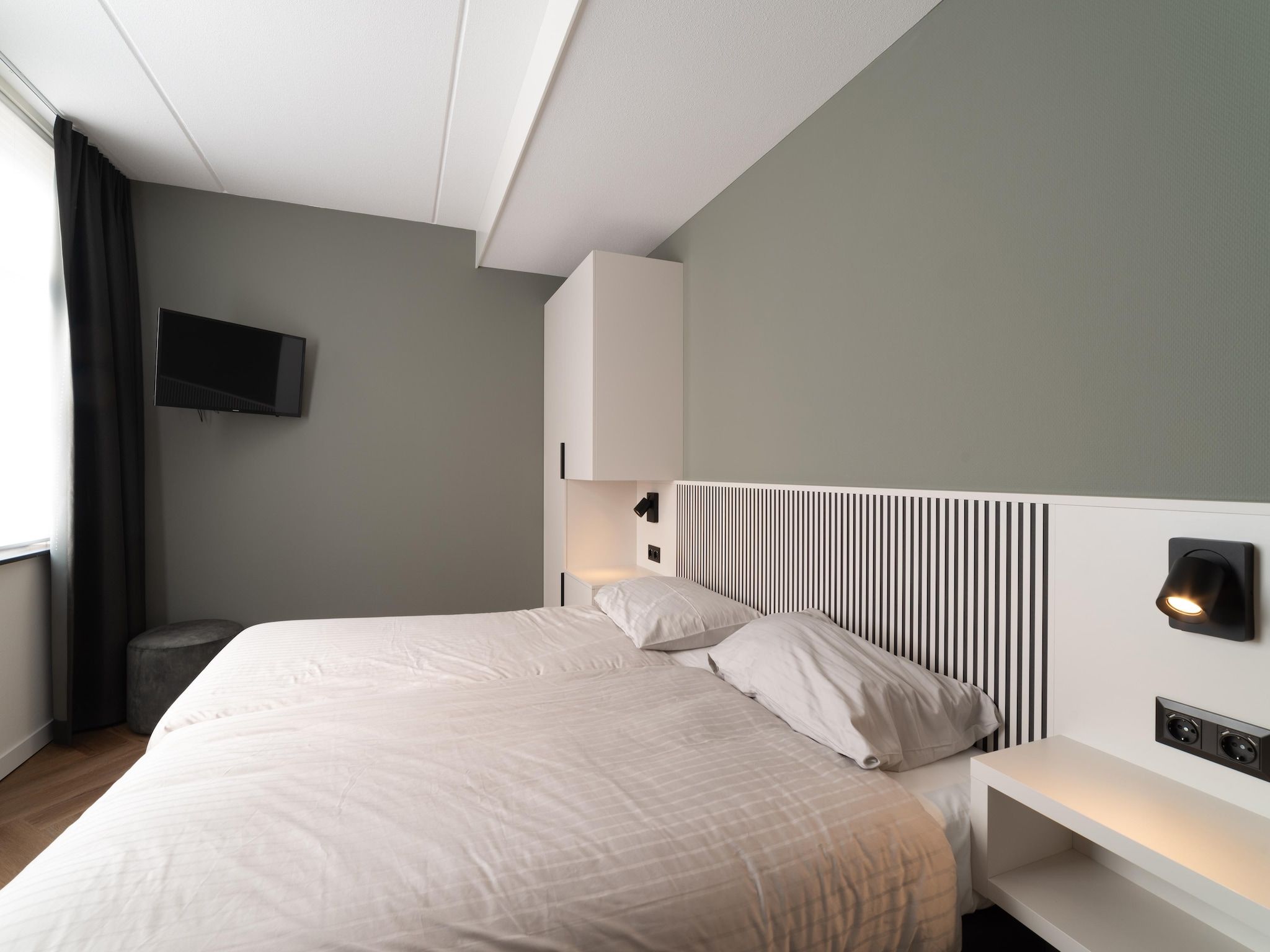 Een slaapkamer van Villa 10 - 12-persoons villa met buitenjacuzzi in Colijnsplaat