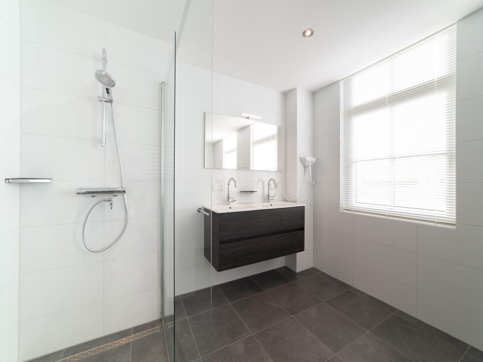 De badkamer van Villa 10 - 12-persoons villa met buitenjacuzzi in Colijnsplaat
