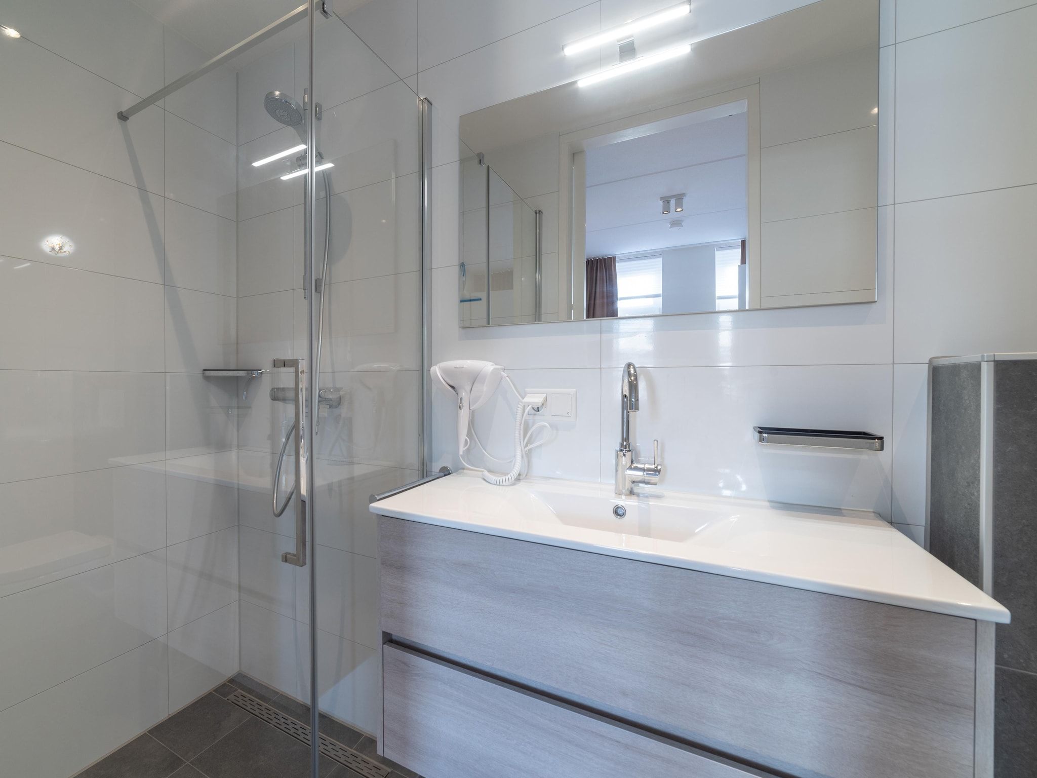 De badkamer van Villa 10 - 12-persoons villa met buitenjacuzzi in Colijnsplaat