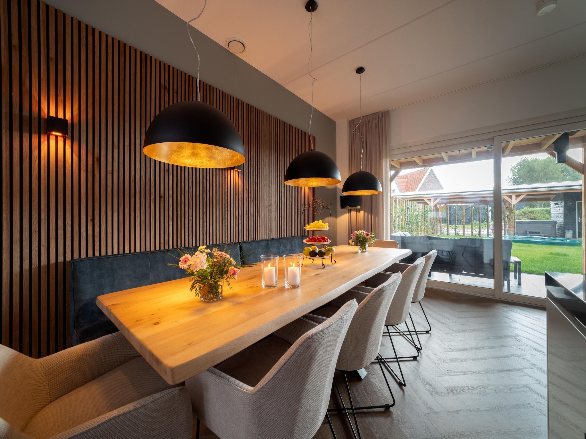 De eetkamer van Villa 10 - 12-persoons villa met buitenjacuzzi in Colijnsplaat