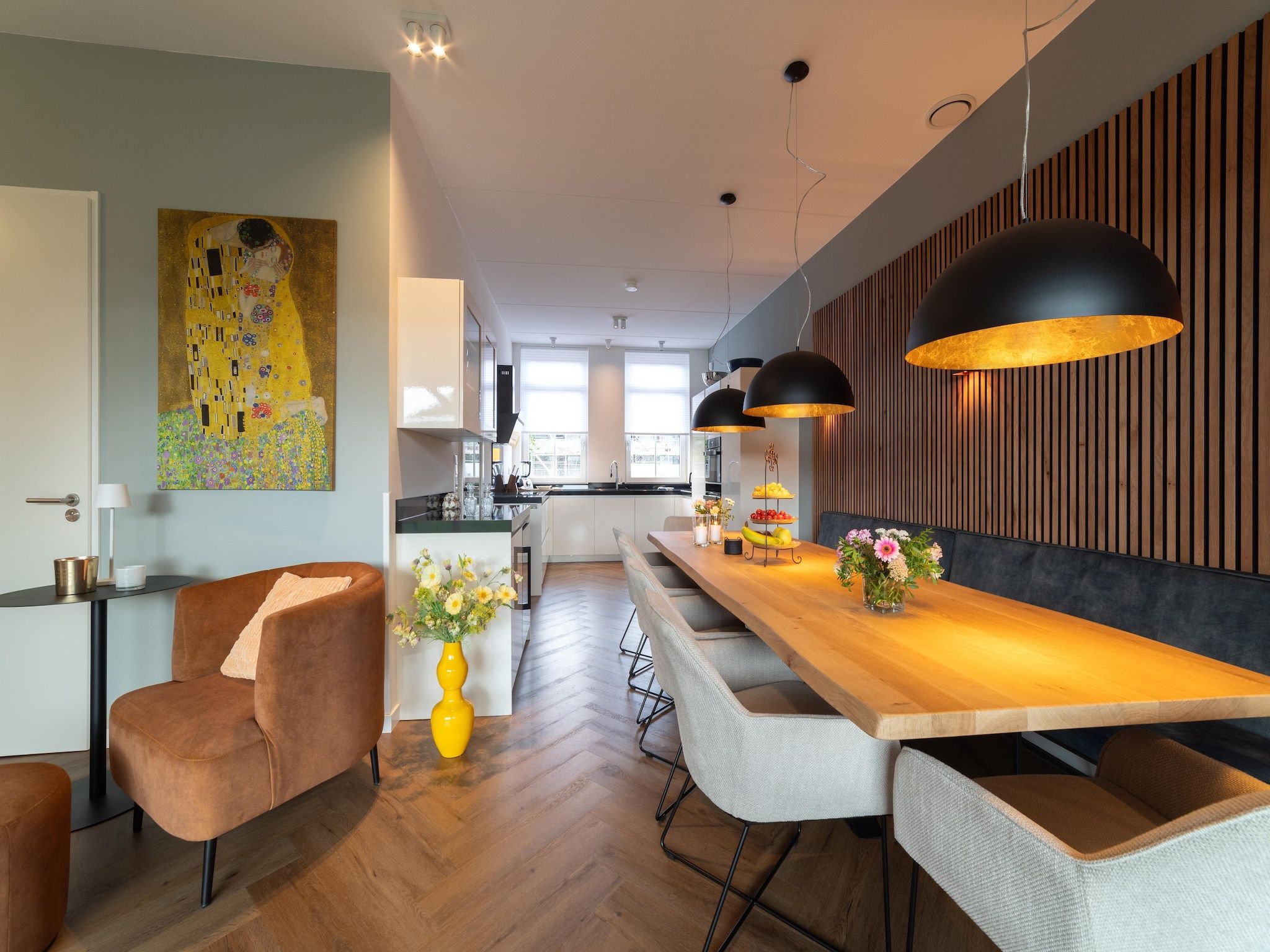 De eetkamer van Villa 10 - 12-persoons villa met buitenjacuzzi in Colijnsplaat
