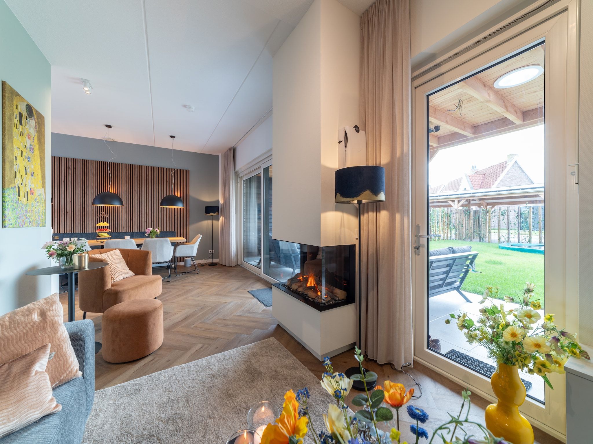 De woonkamer van Villa 10 - 12-persoons villa met buitenjacuzzi in Colijnsplaat