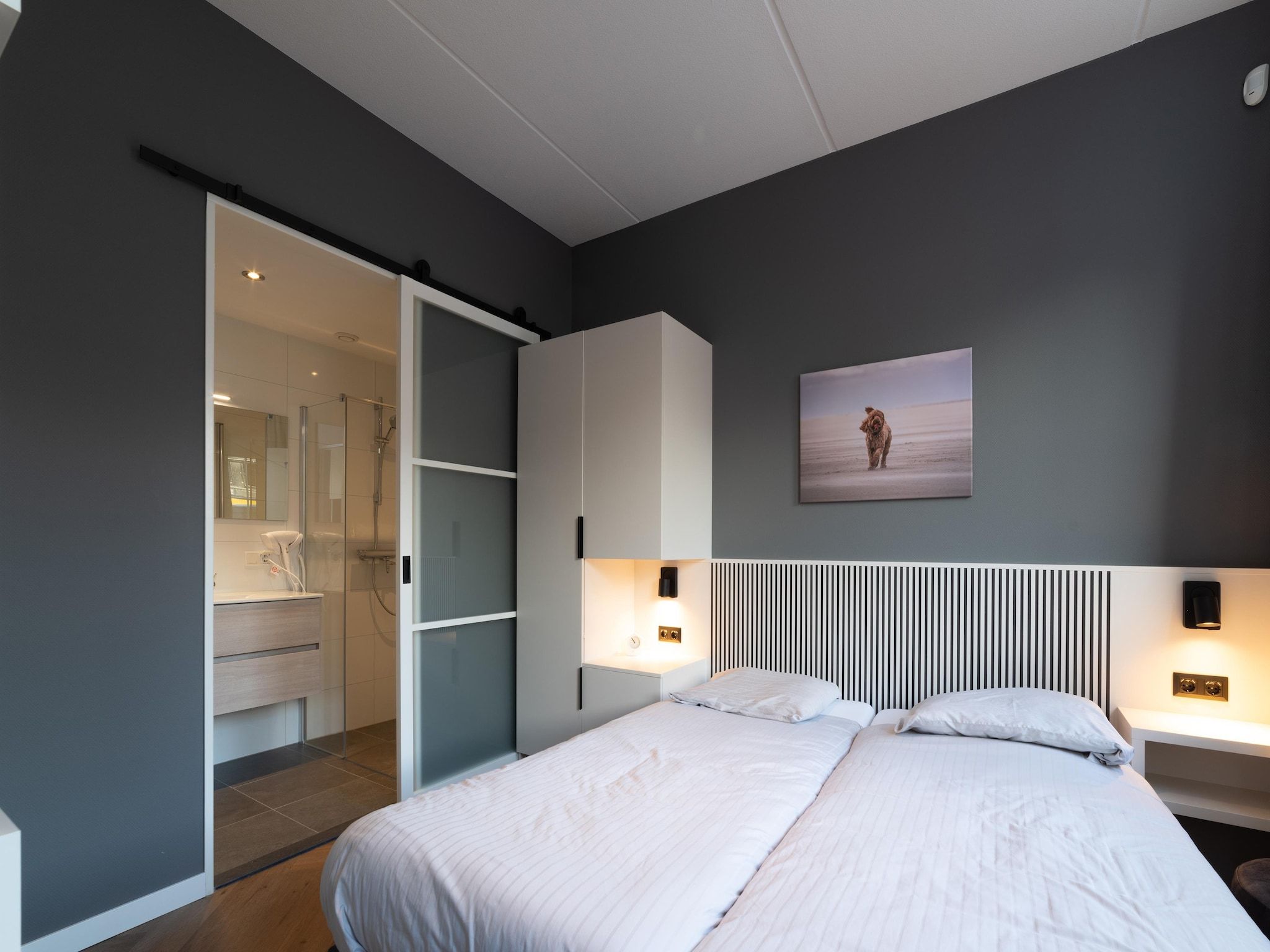 Een slaapkamer van Villa 10 - 12-persoons villa met buitenjacuzzi in Colijnsplaat