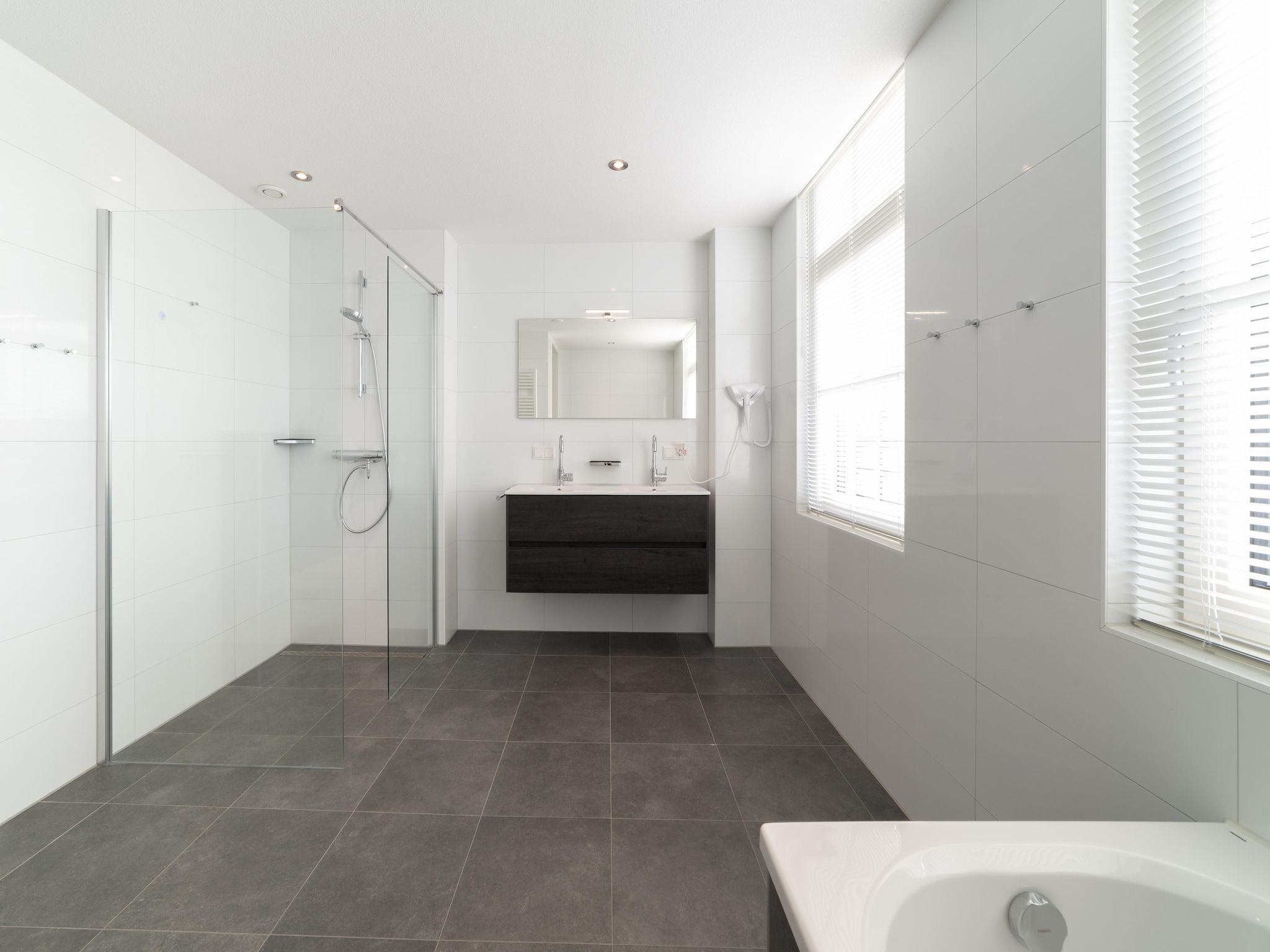 De badkamer van Villa 10 - 12-persoons villa met buitenjacuzzi in Colijnsplaat
