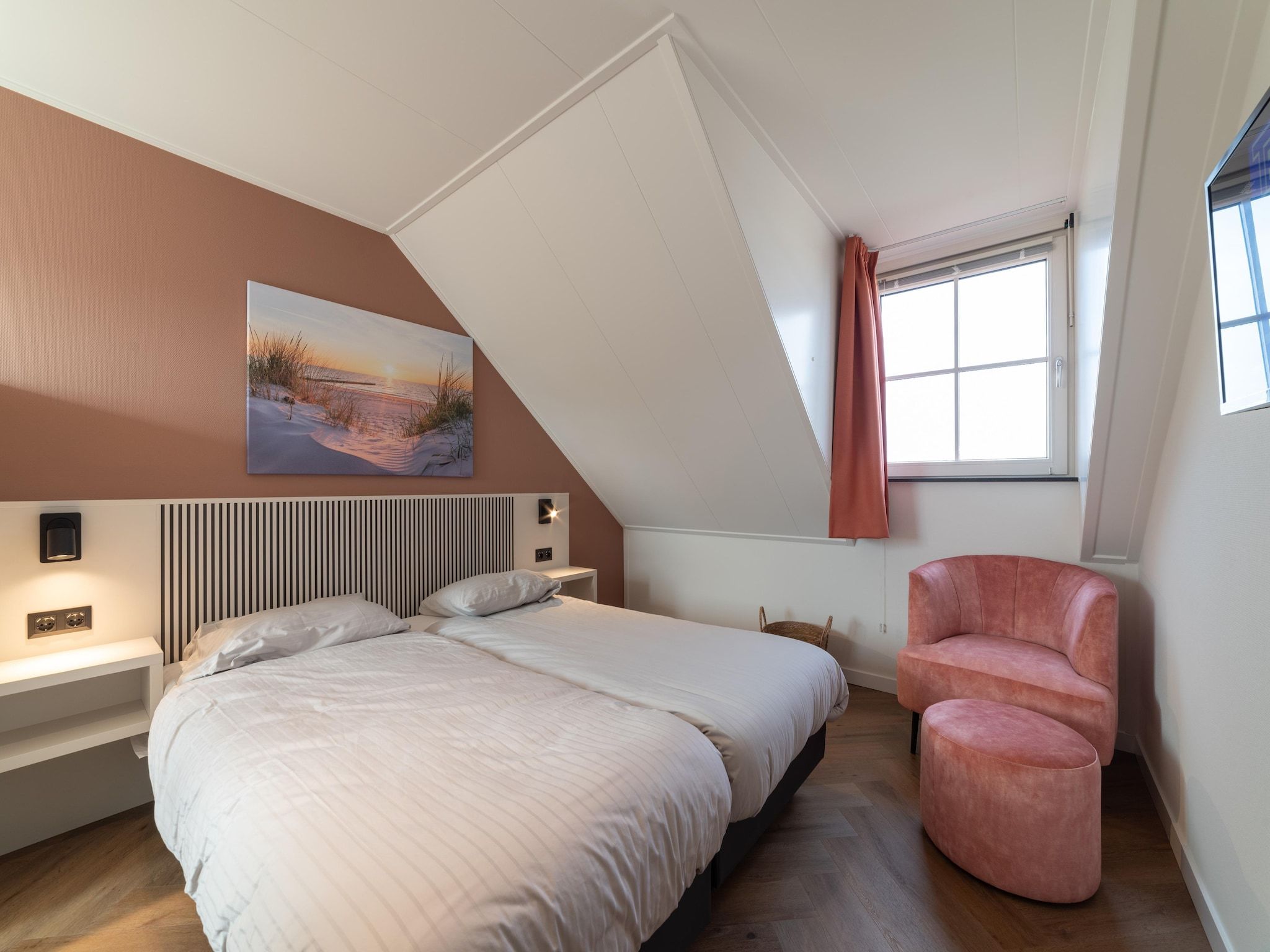 Een slaapkamer van Villa 12 - 12-persoons villa met buitenjacuzzi in Colijnsplaat