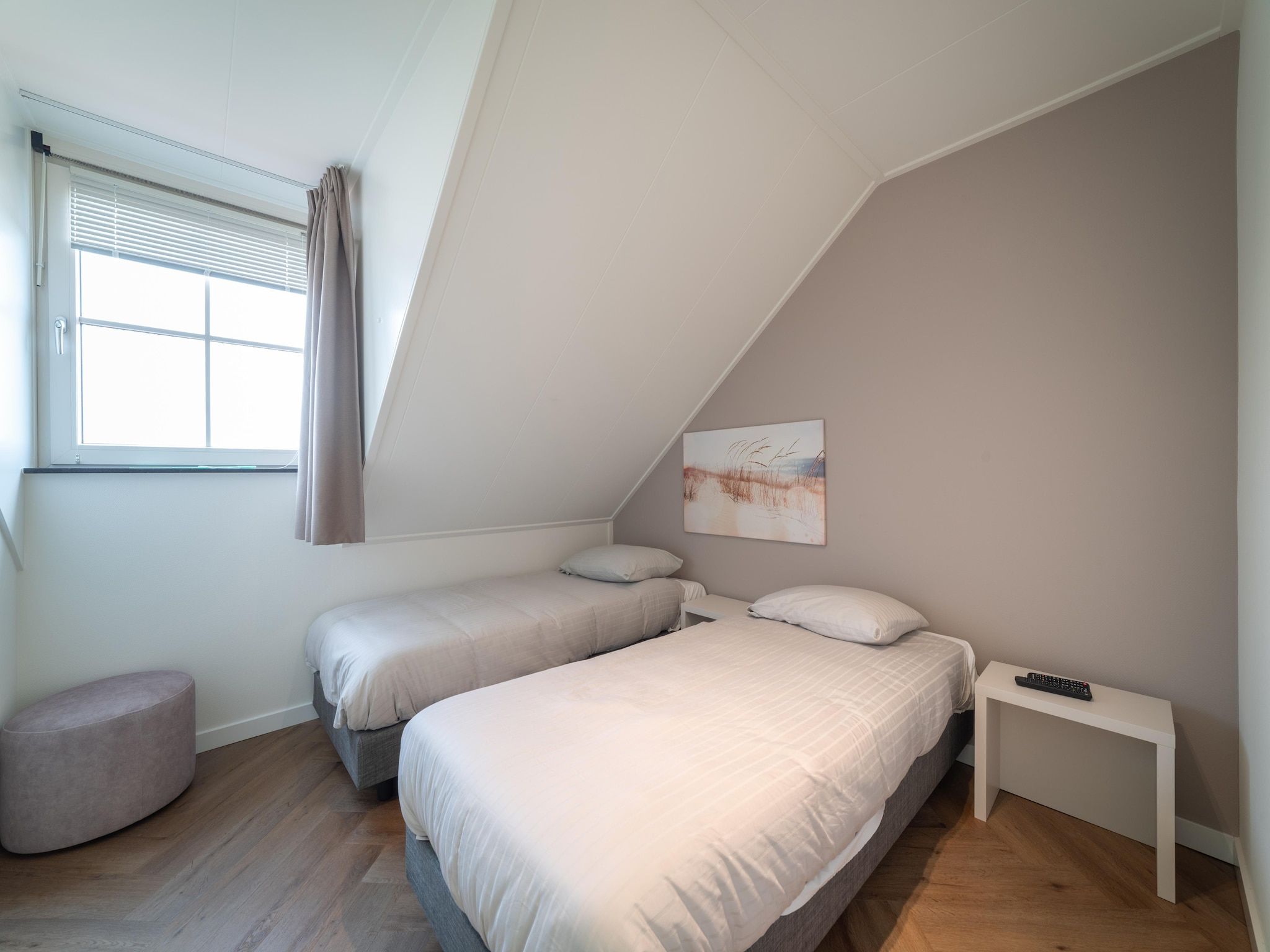 Een slaapkamer van Villa 12 - 12-persoons villa met buitenjacuzzi in Colijnsplaat