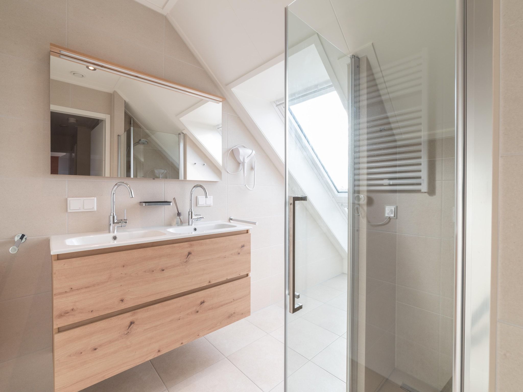 De badkamer van Villa 12 - 12-persoons villa met buitenjacuzzi in Colijnsplaat