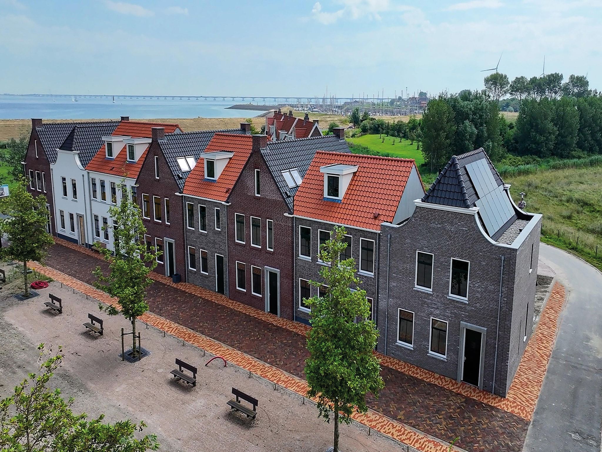 De buitenkant van Villa 12 - 12-persoons villa met buitenjacuzzi in Colijnsplaat